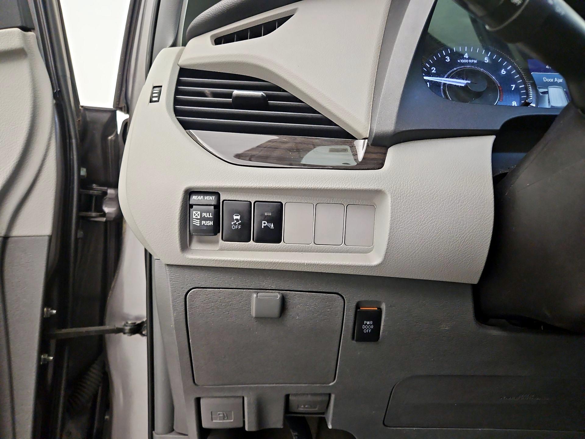 Thumbnail: 2019 Toyota Sienna - 13