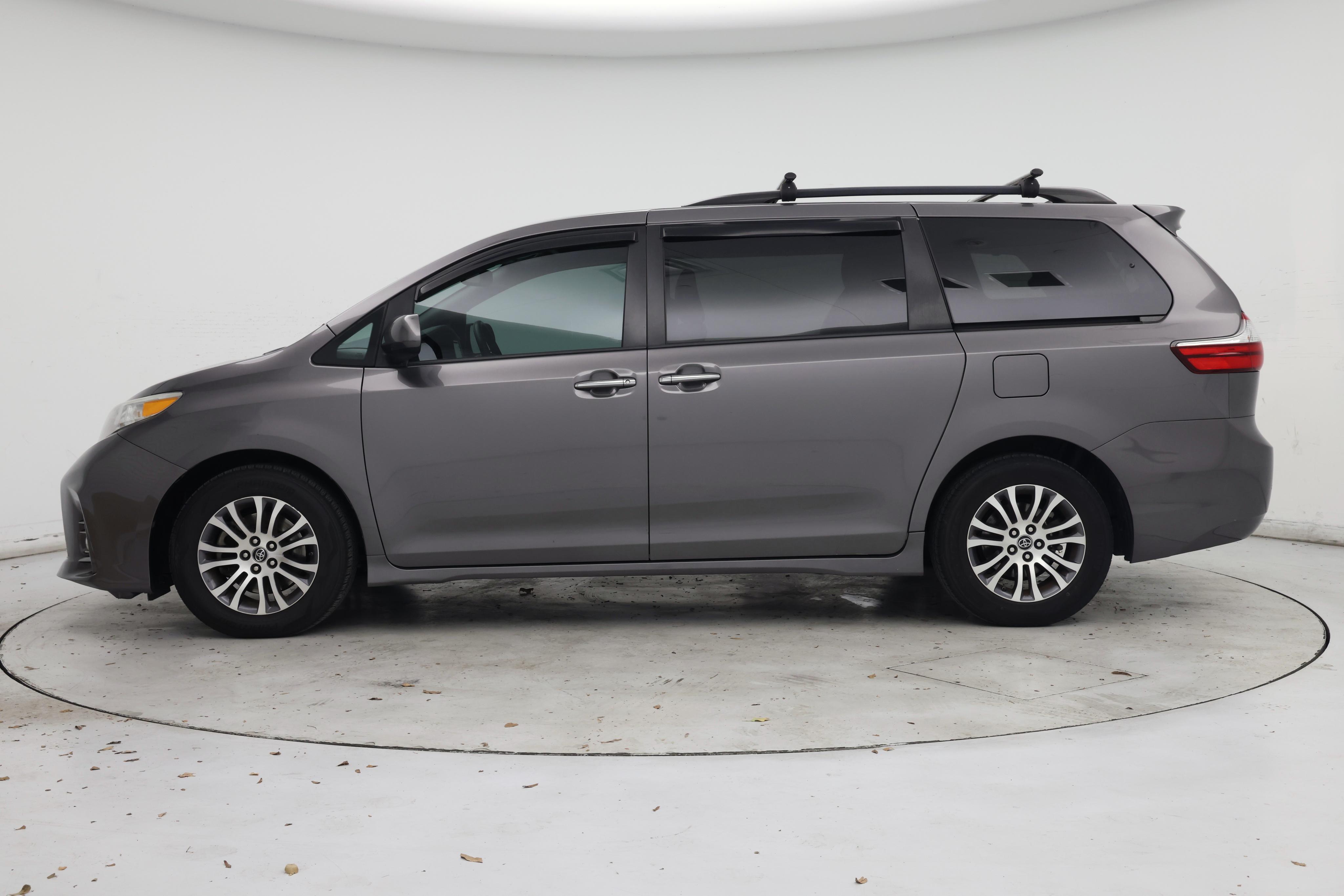 Thumbnail: 2019 Toyota Sienna - 3