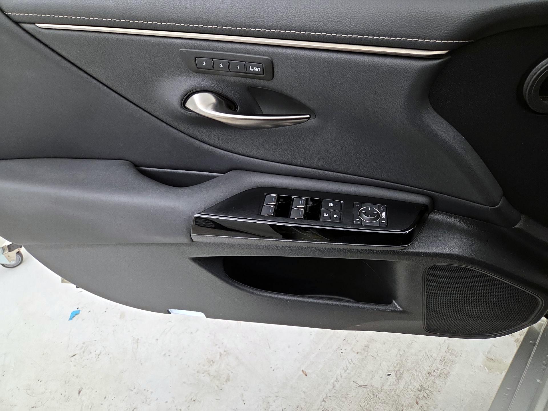 Thumbnail: 2022 Lexus ES - 12