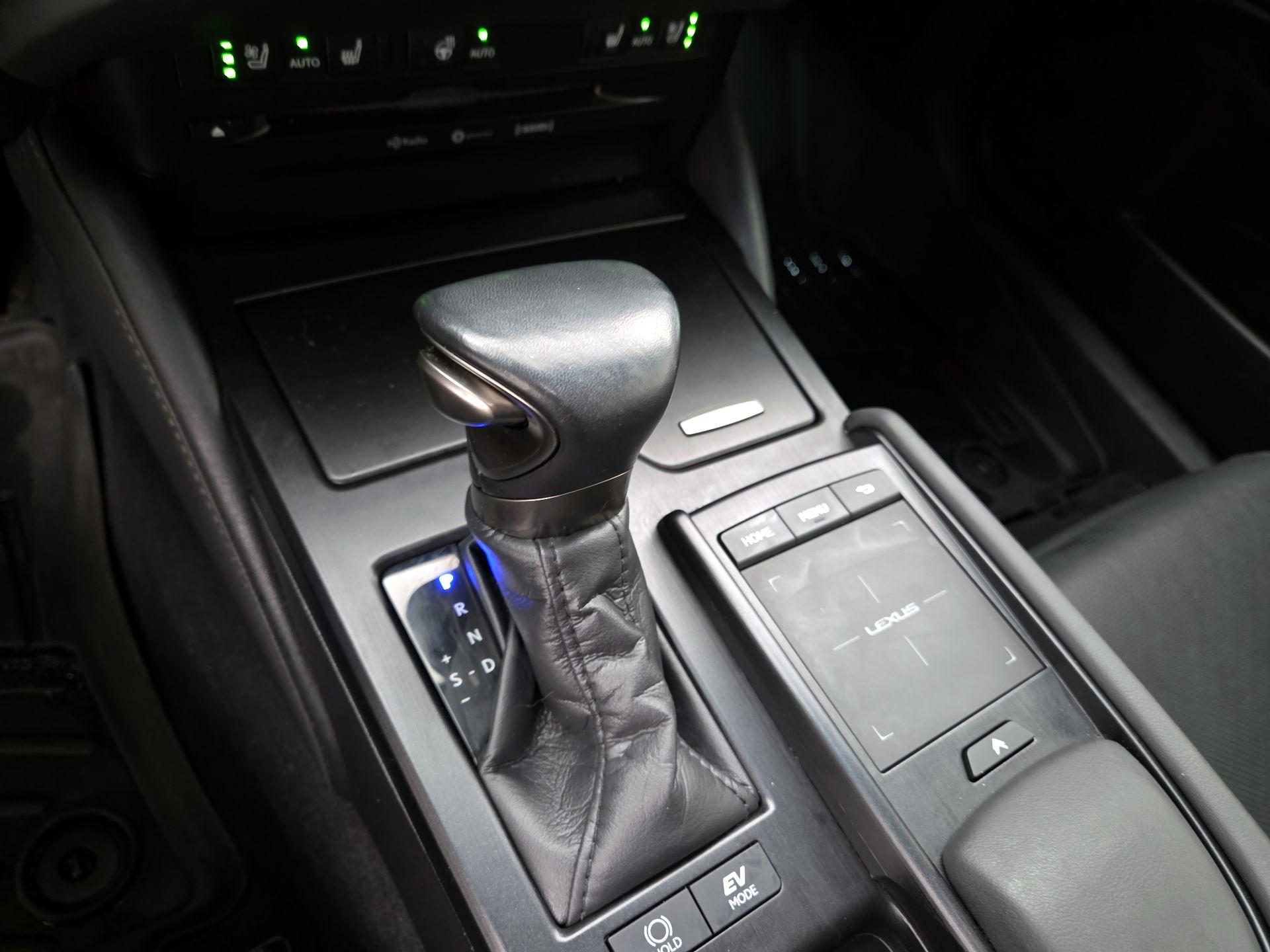 Thumbnail: 2022 Lexus ES - 17