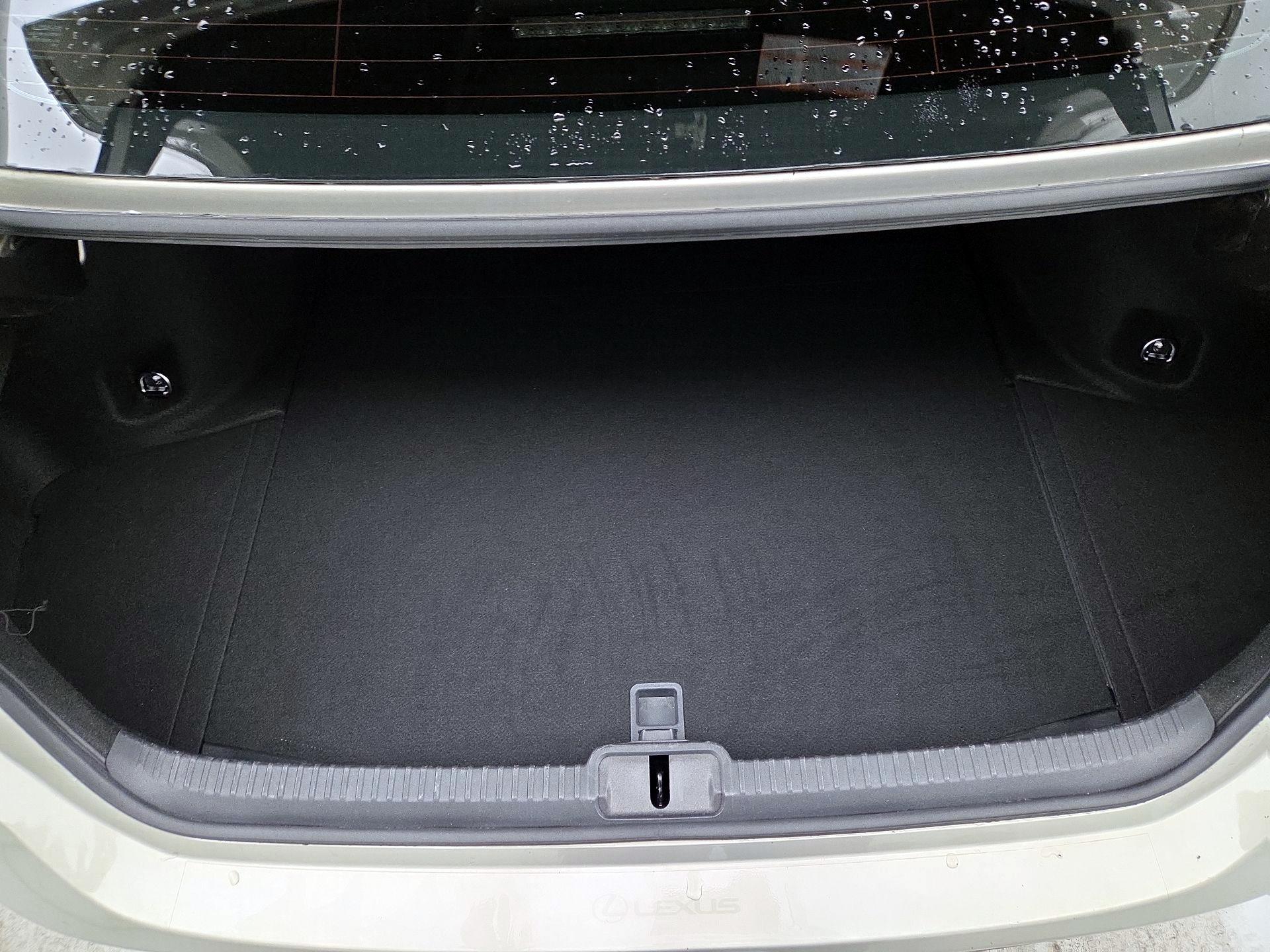 Thumbnail: 2022 Lexus ES - 20