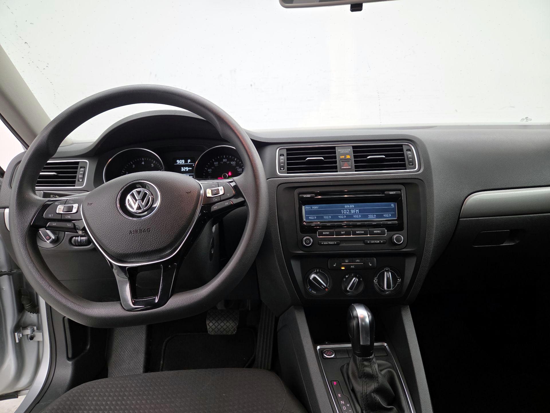Thumbnail: 2015 Volkswagen Jetta - 9