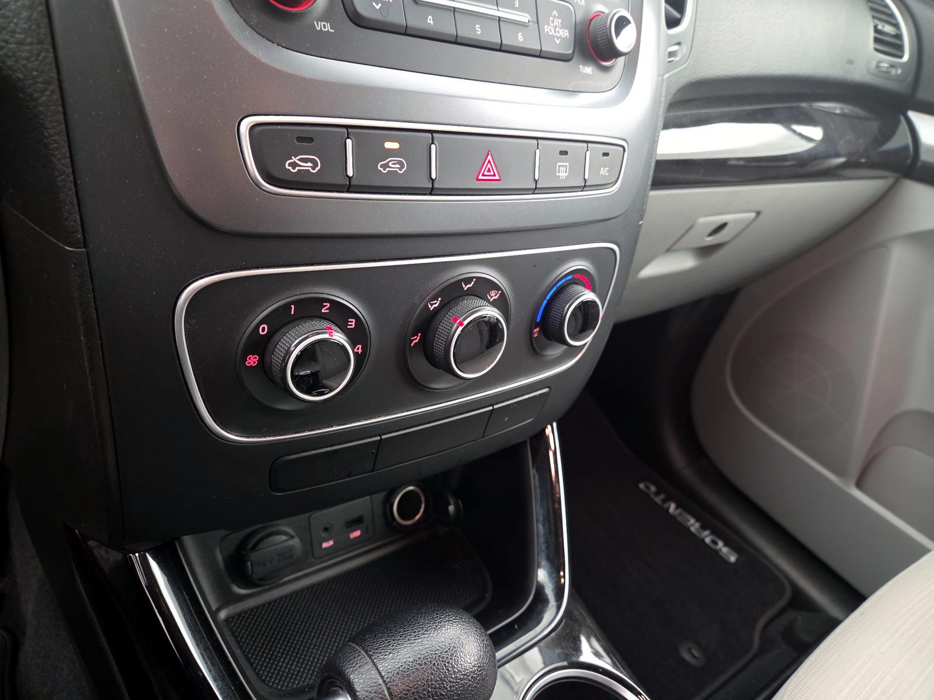 Thumbnail: 2014 Kia Sorento - 14