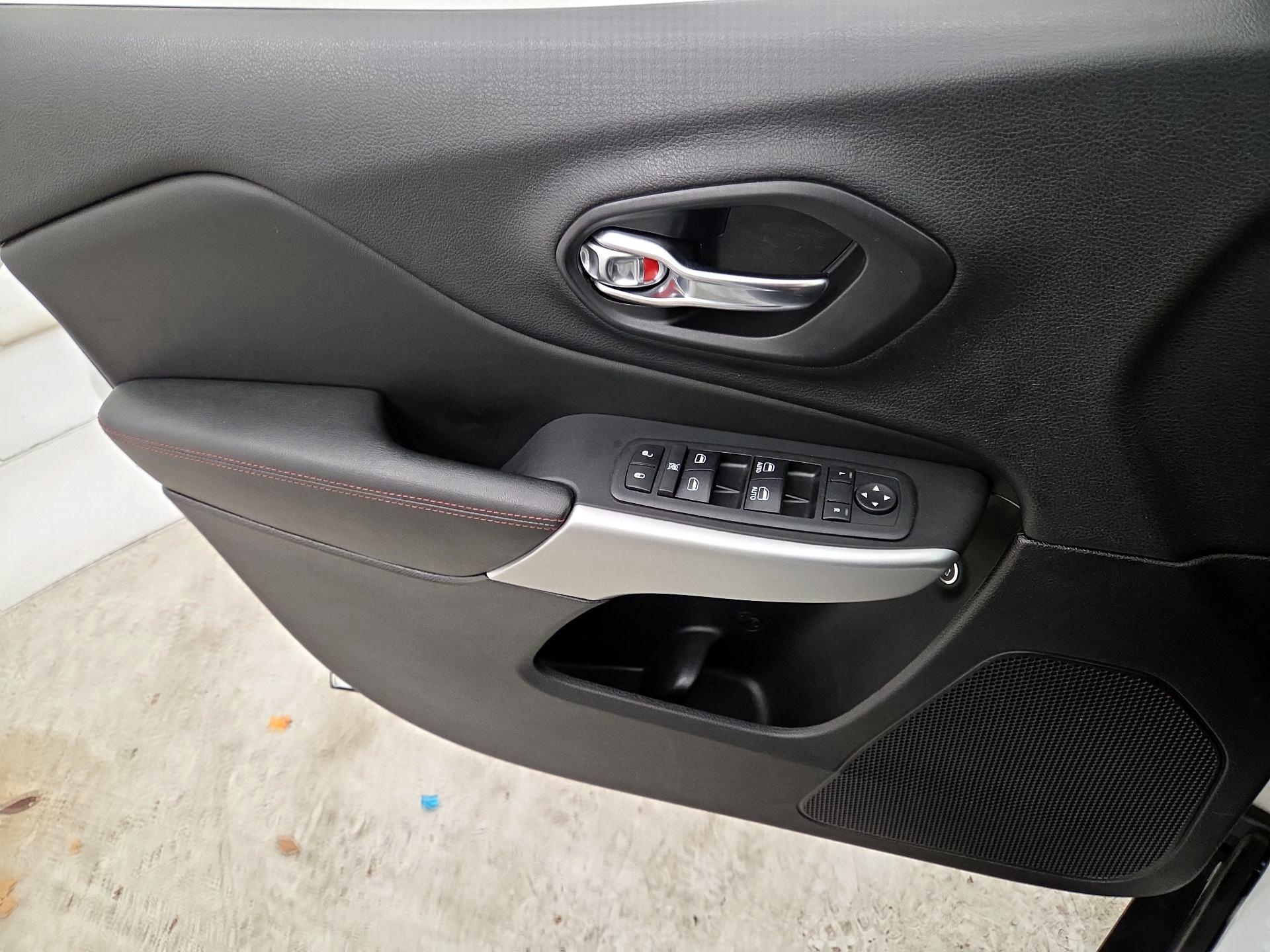 Thumbnail: 2018 Jeep Cherokee - 12