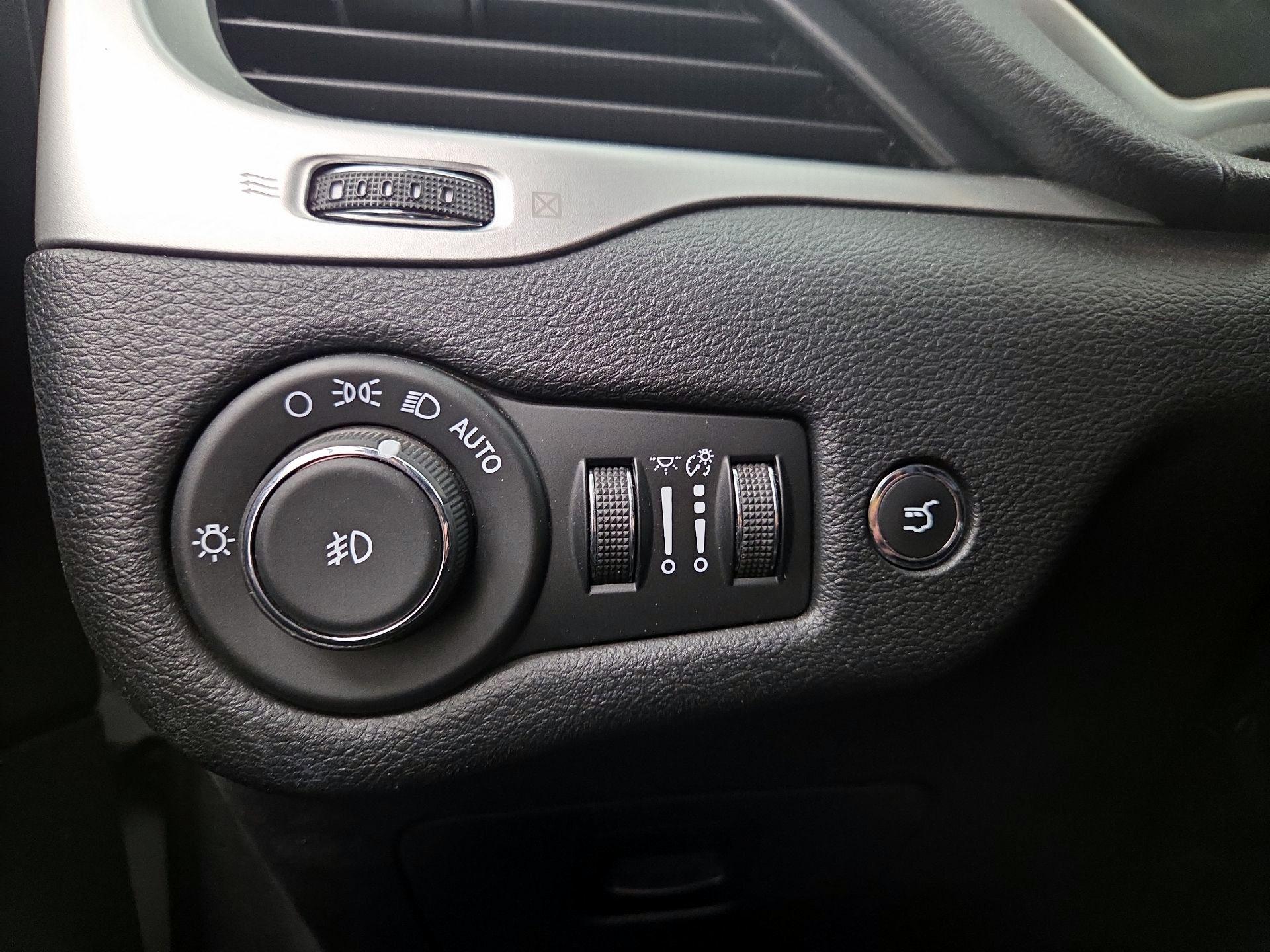 Thumbnail: 2018 Jeep Cherokee - 13