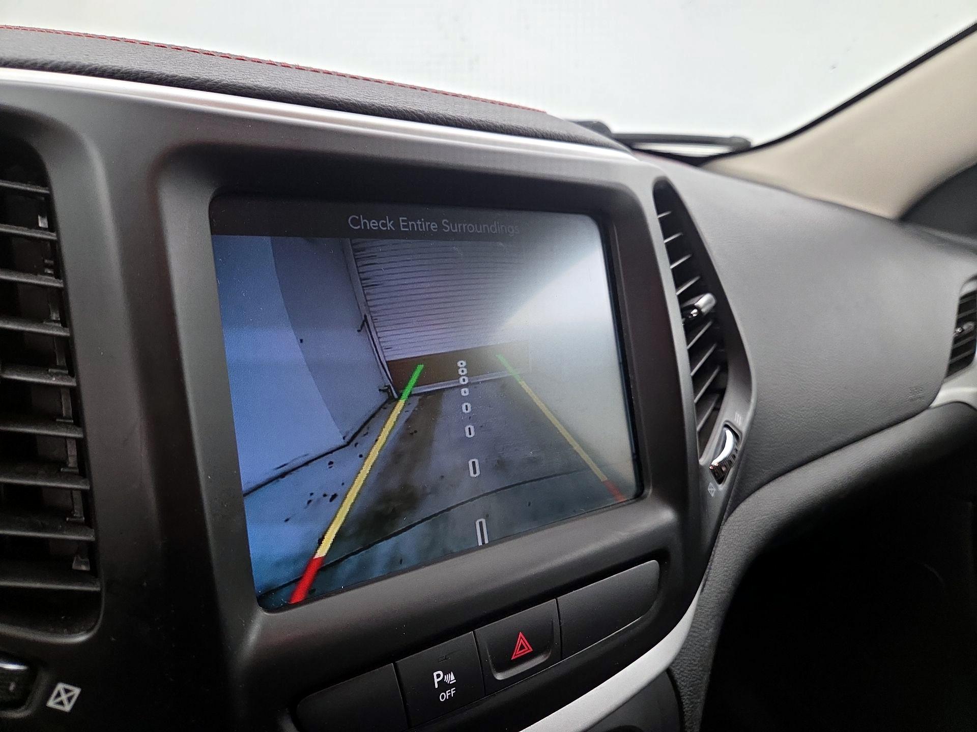 Thumbnail: 2018 Jeep Cherokee - 14