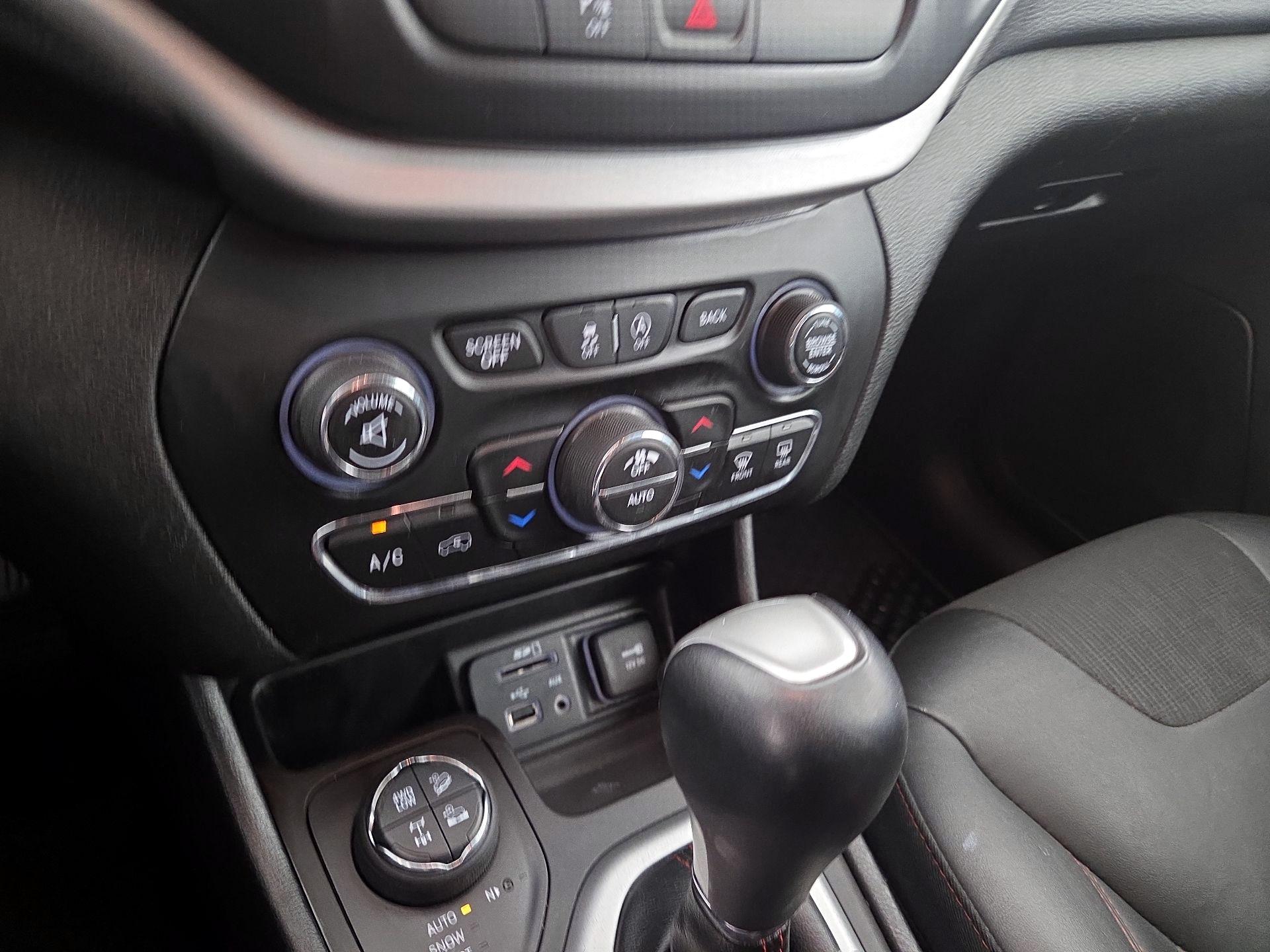 Thumbnail: 2018 Jeep Cherokee - 16