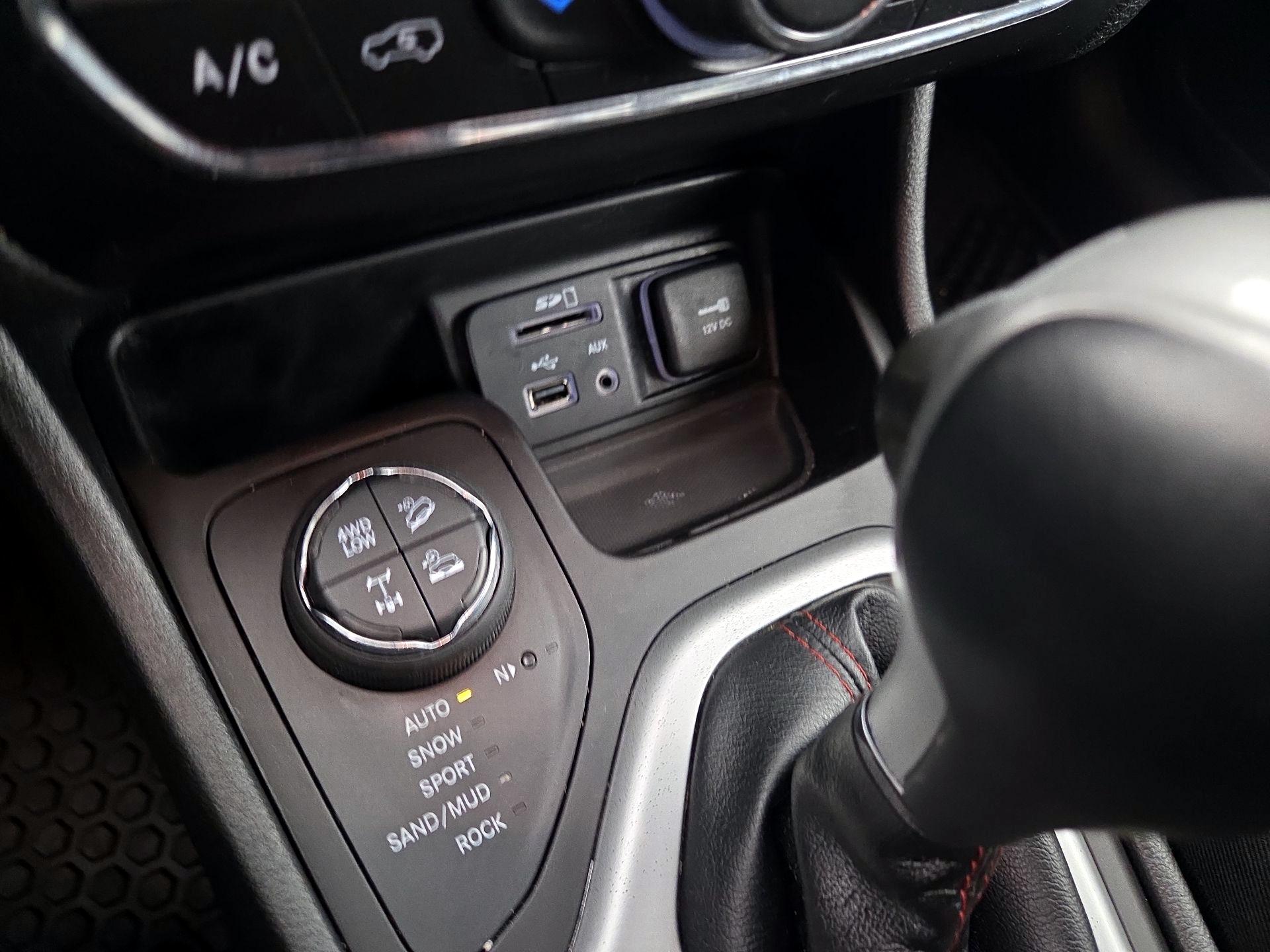 Thumbnail: 2018 Jeep Cherokee - 18