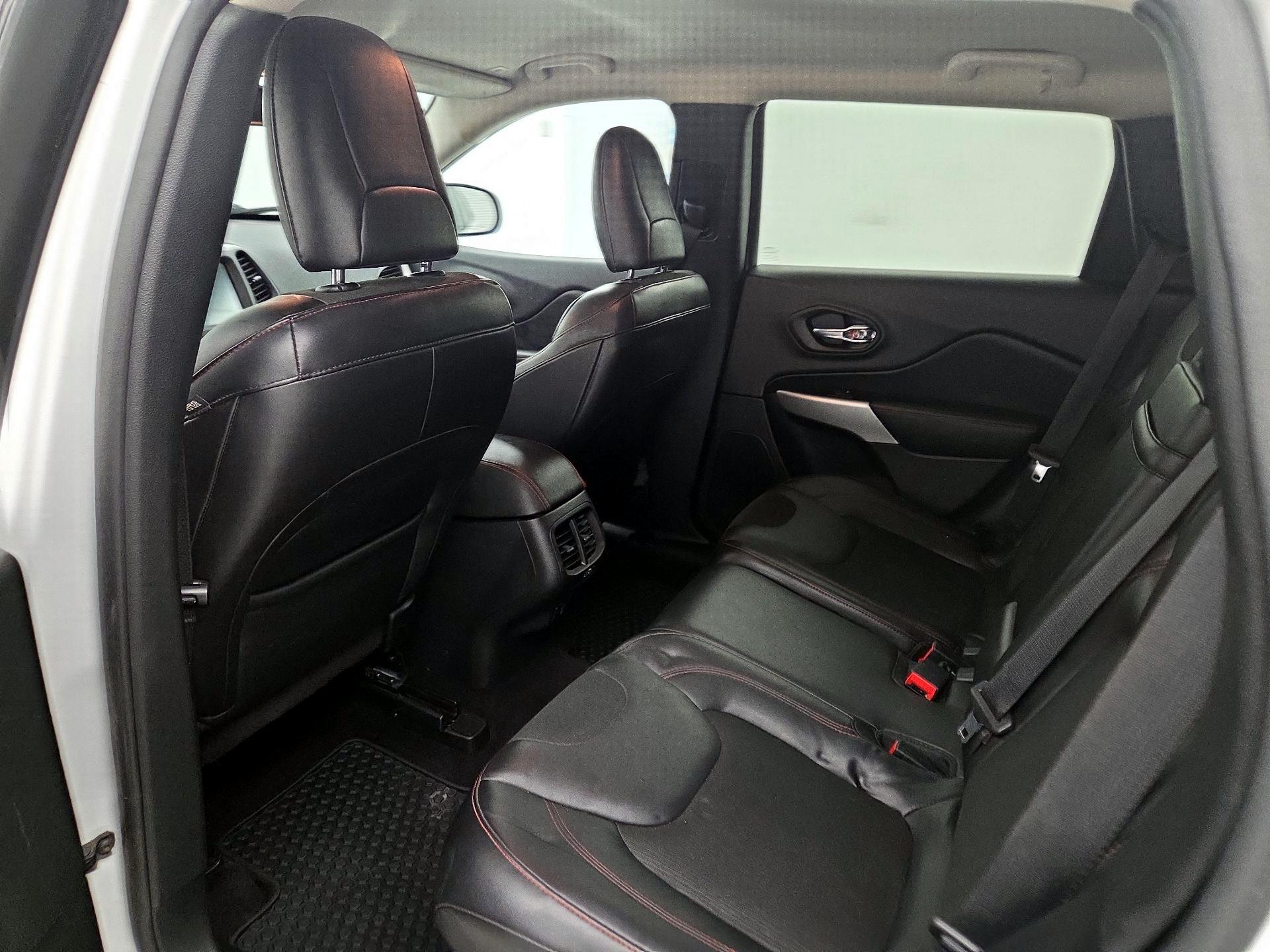 Thumbnail: 2018 Jeep Cherokee - 19