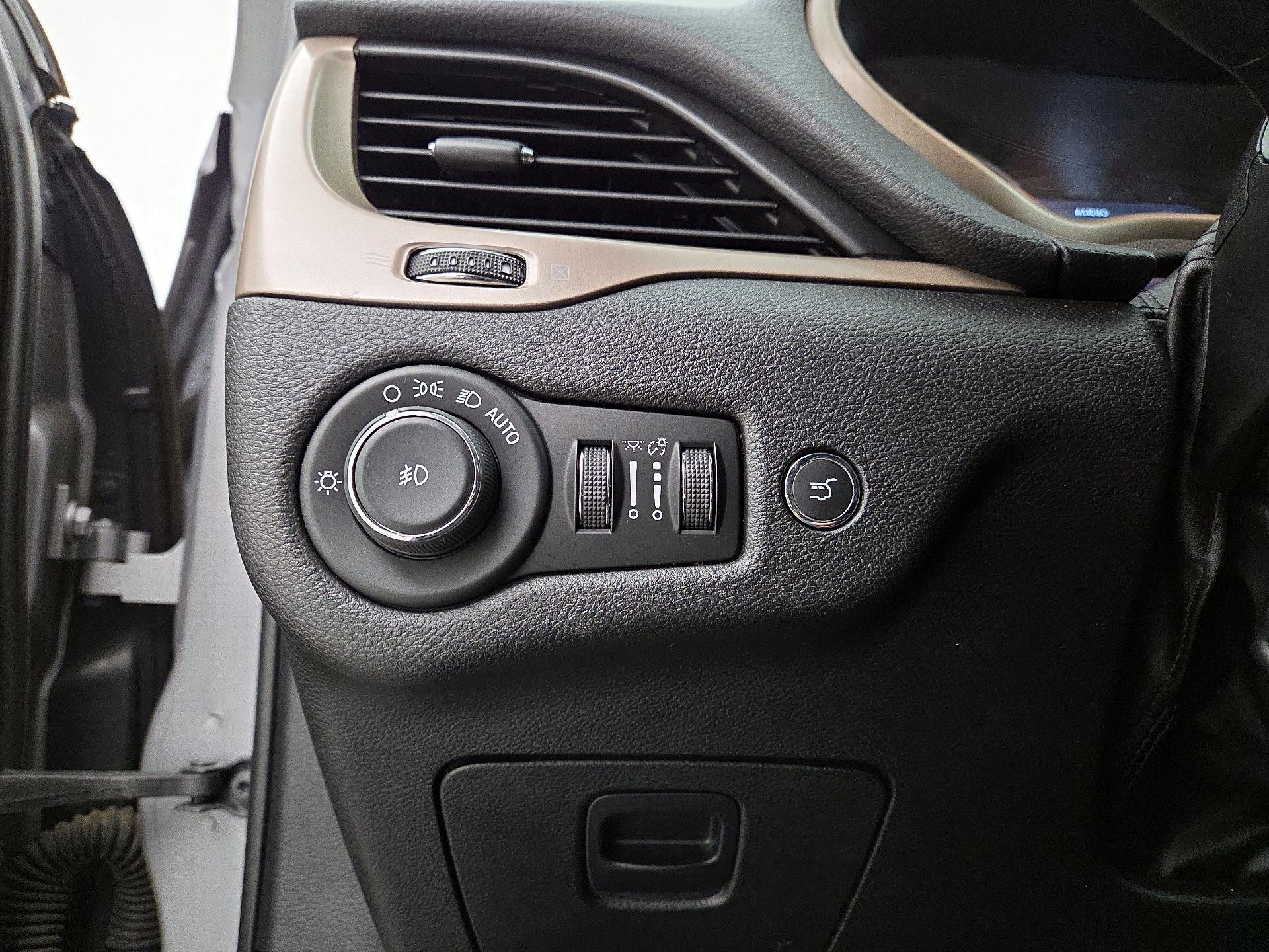 Thumbnail: 2018 Jeep Cherokee - 13