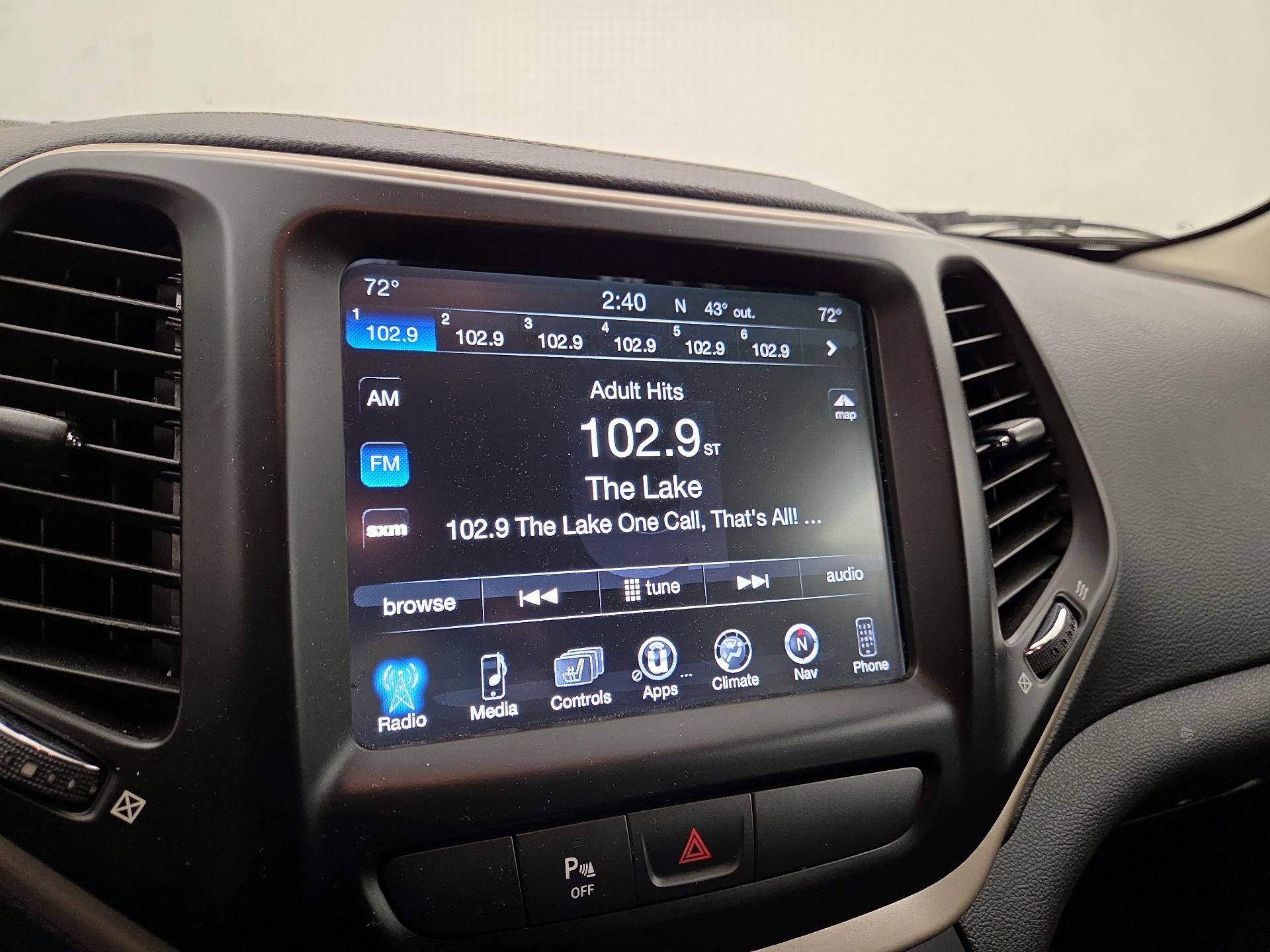 Thumbnail: 2018 Jeep Cherokee - 16