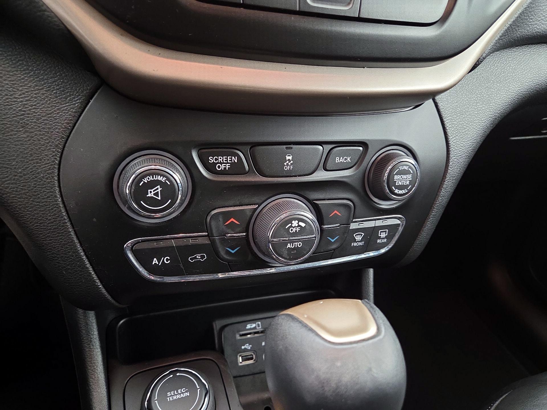 Thumbnail: 2018 Jeep Cherokee - 17