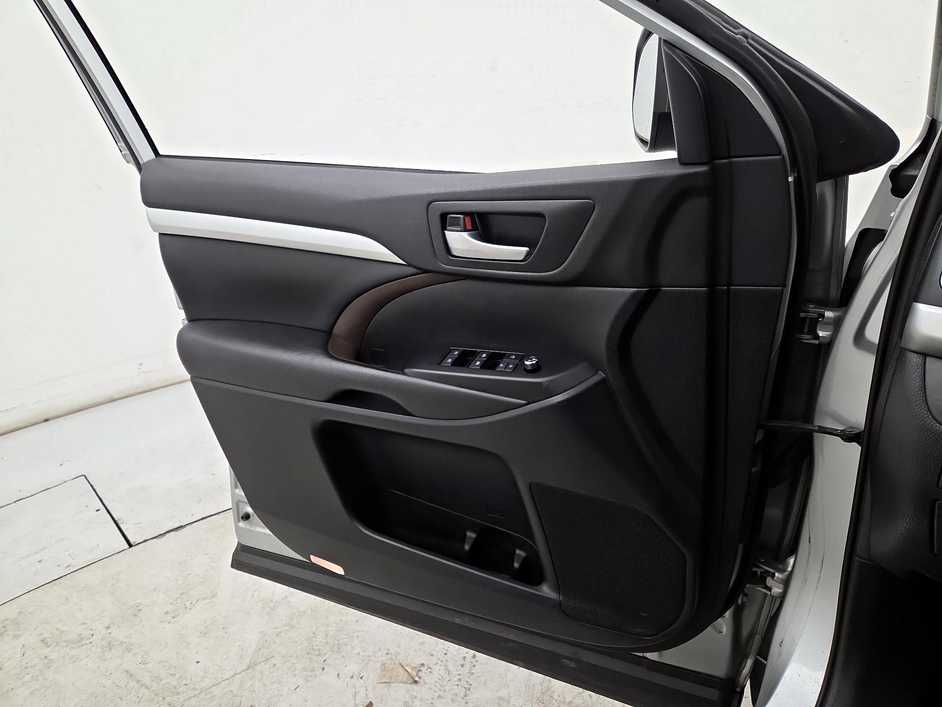 Thumbnail: 2019 Toyota Highlander - 12