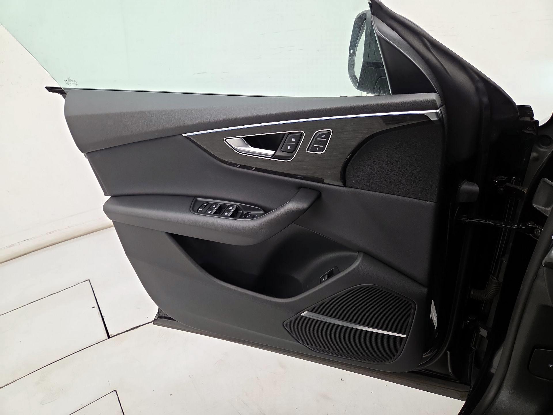 Thumbnail: 2021 Audi Q8 - 12