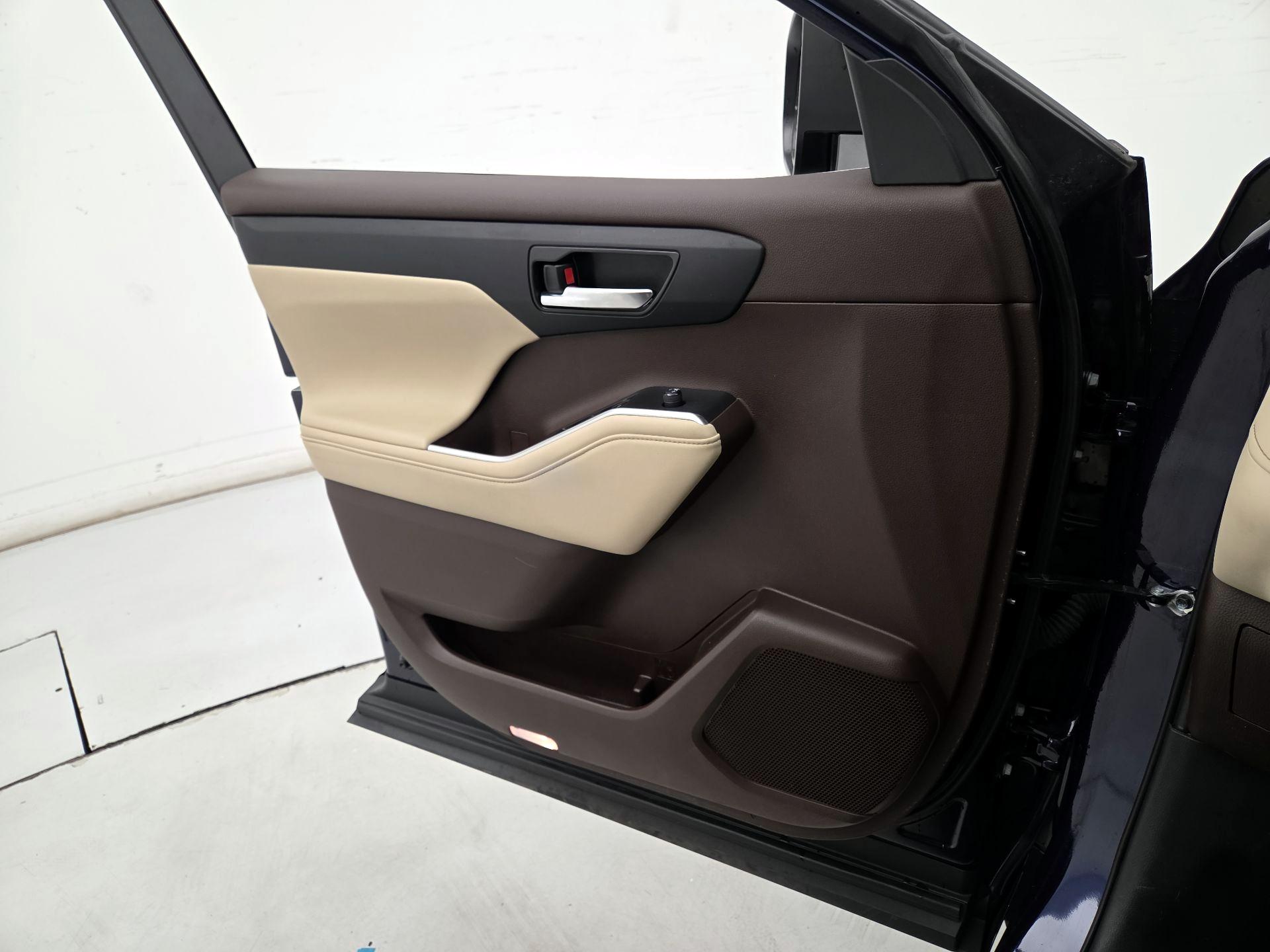 Thumbnail: 2021 Toyota Highlander - 12