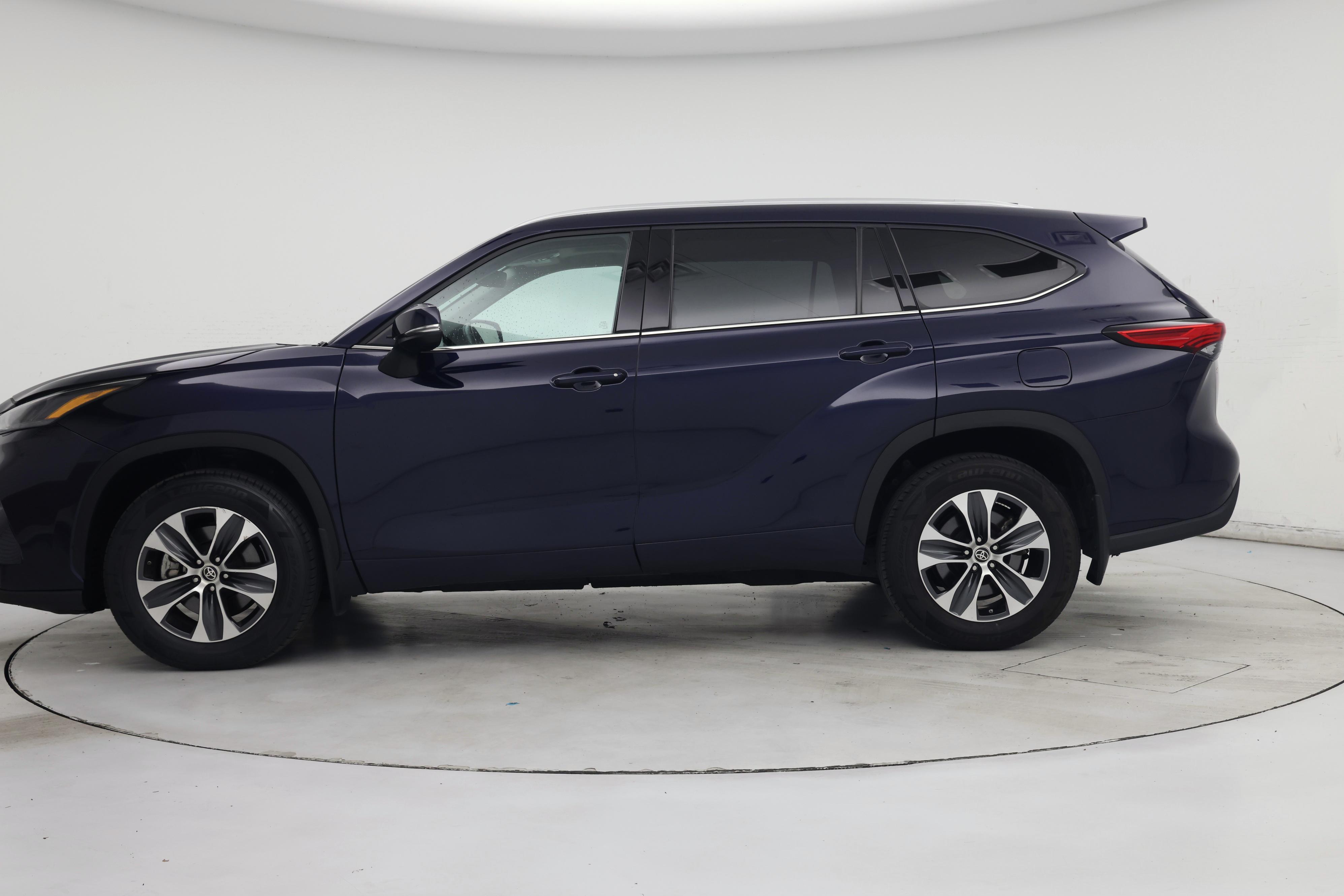 Thumbnail: 2021 Toyota Highlander - 3