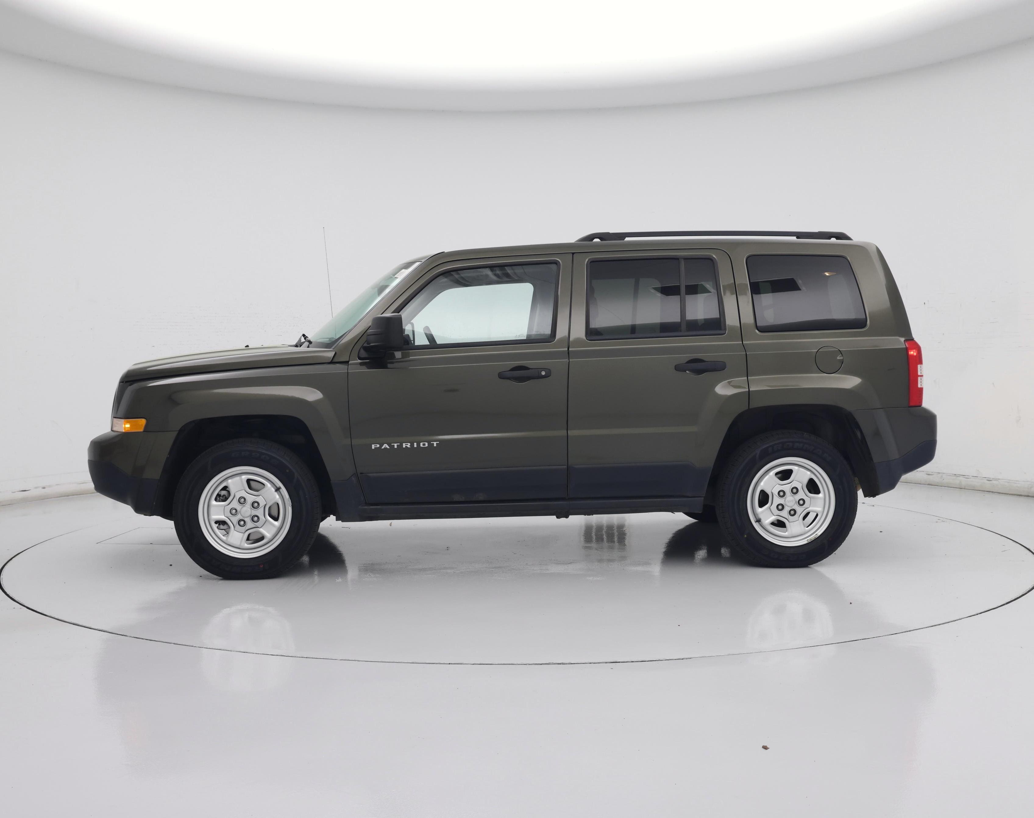 Thumbnail: 2016 Jeep Patriot - 3