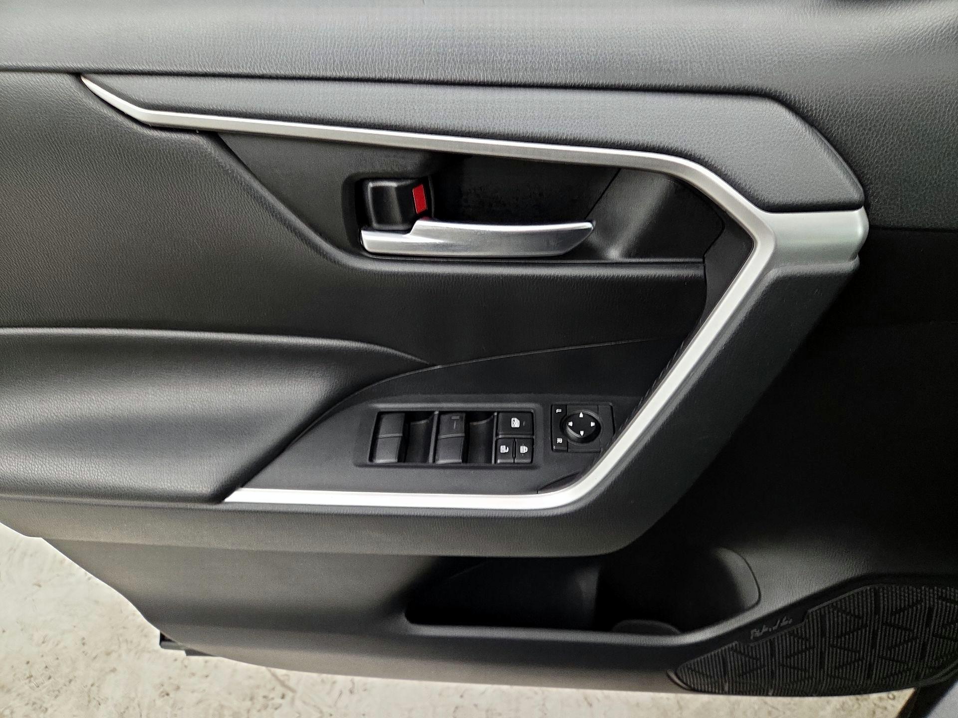 Thumbnail: 2019 Toyota RAV4 - 12