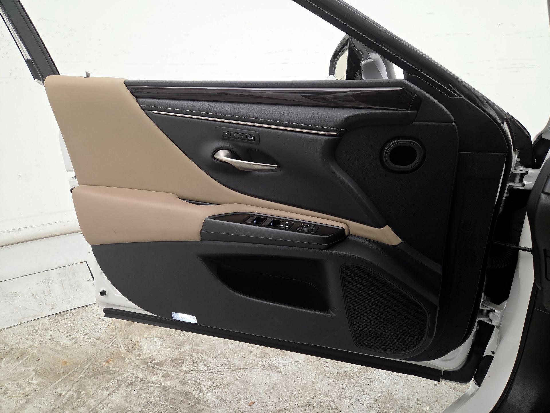 Thumbnail: 2019 Lexus ES - 12