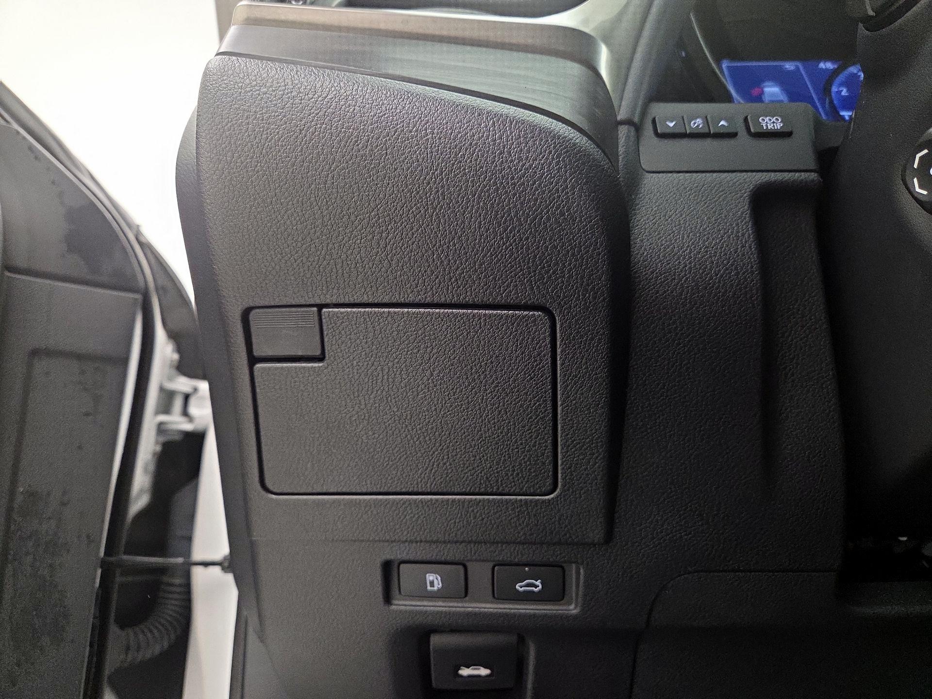 Thumbnail: 2019 Lexus ES - 13