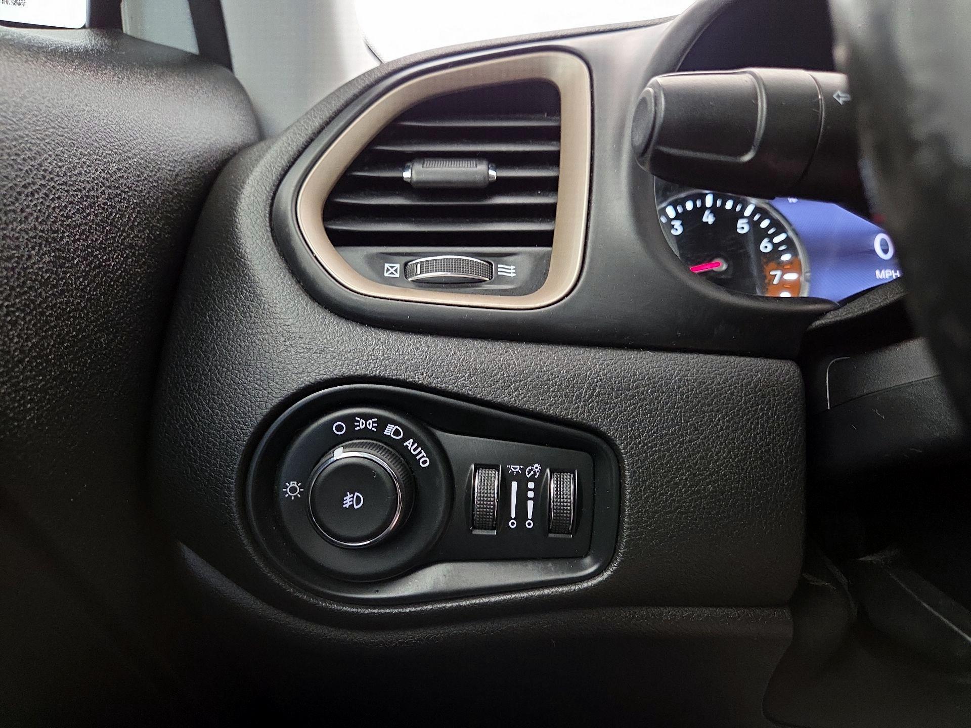 Thumbnail: 2016 Jeep Renegade - 13