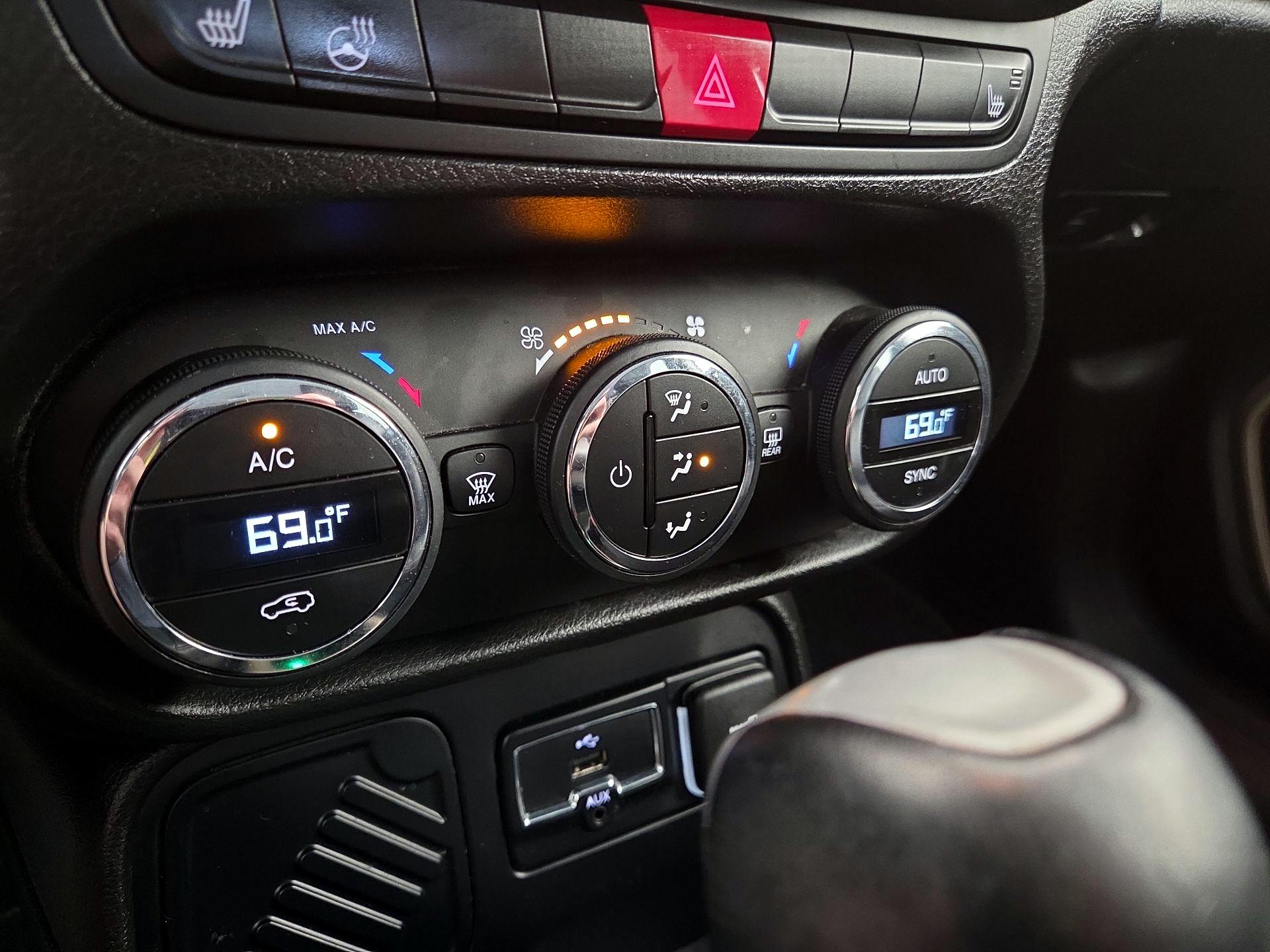 Thumbnail: 2016 Jeep Renegade - 17