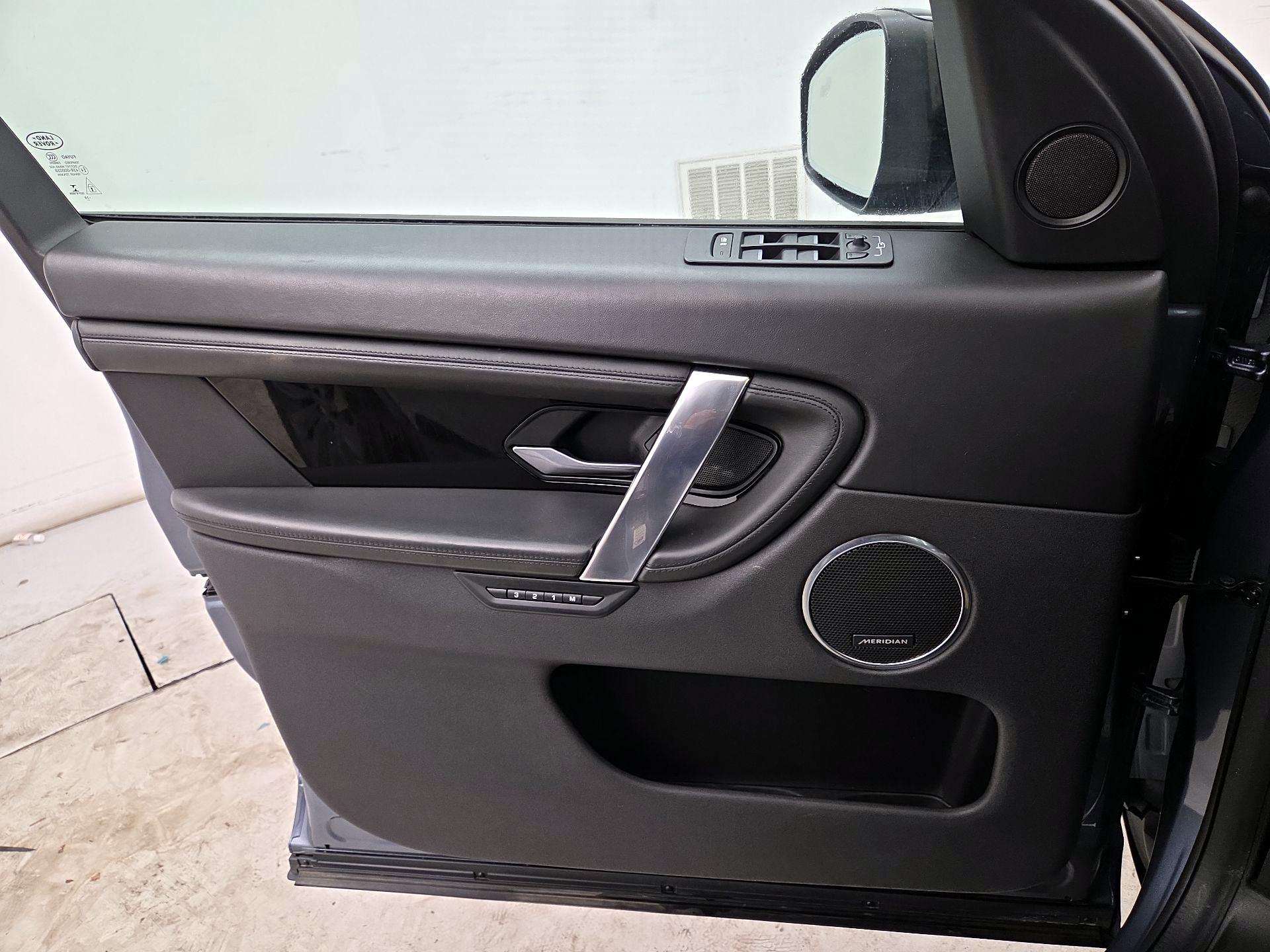 Thumbnail: 2020 Land Rover Discovery Sport - 12