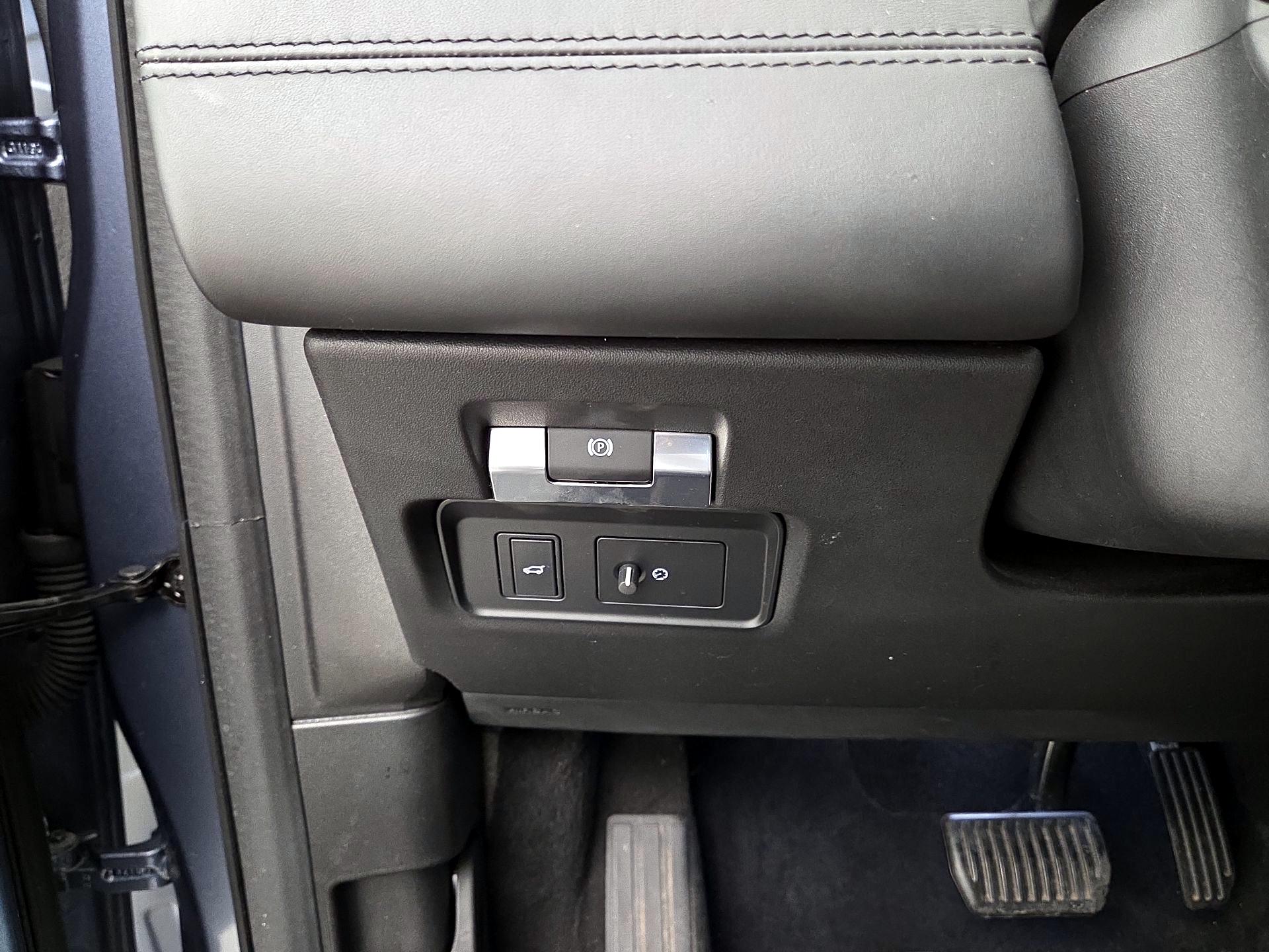 Thumbnail: 2020 Land Rover Discovery Sport - 13