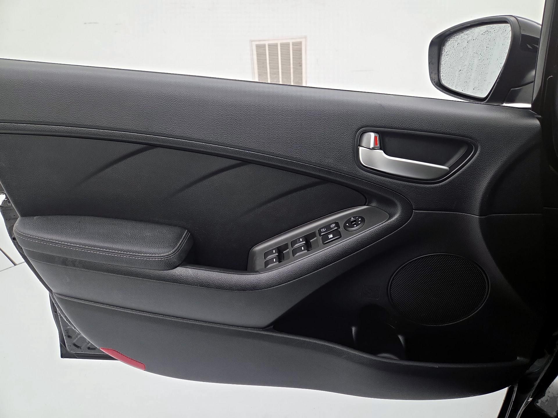 Thumbnail: 2017 Kia Forte - 12