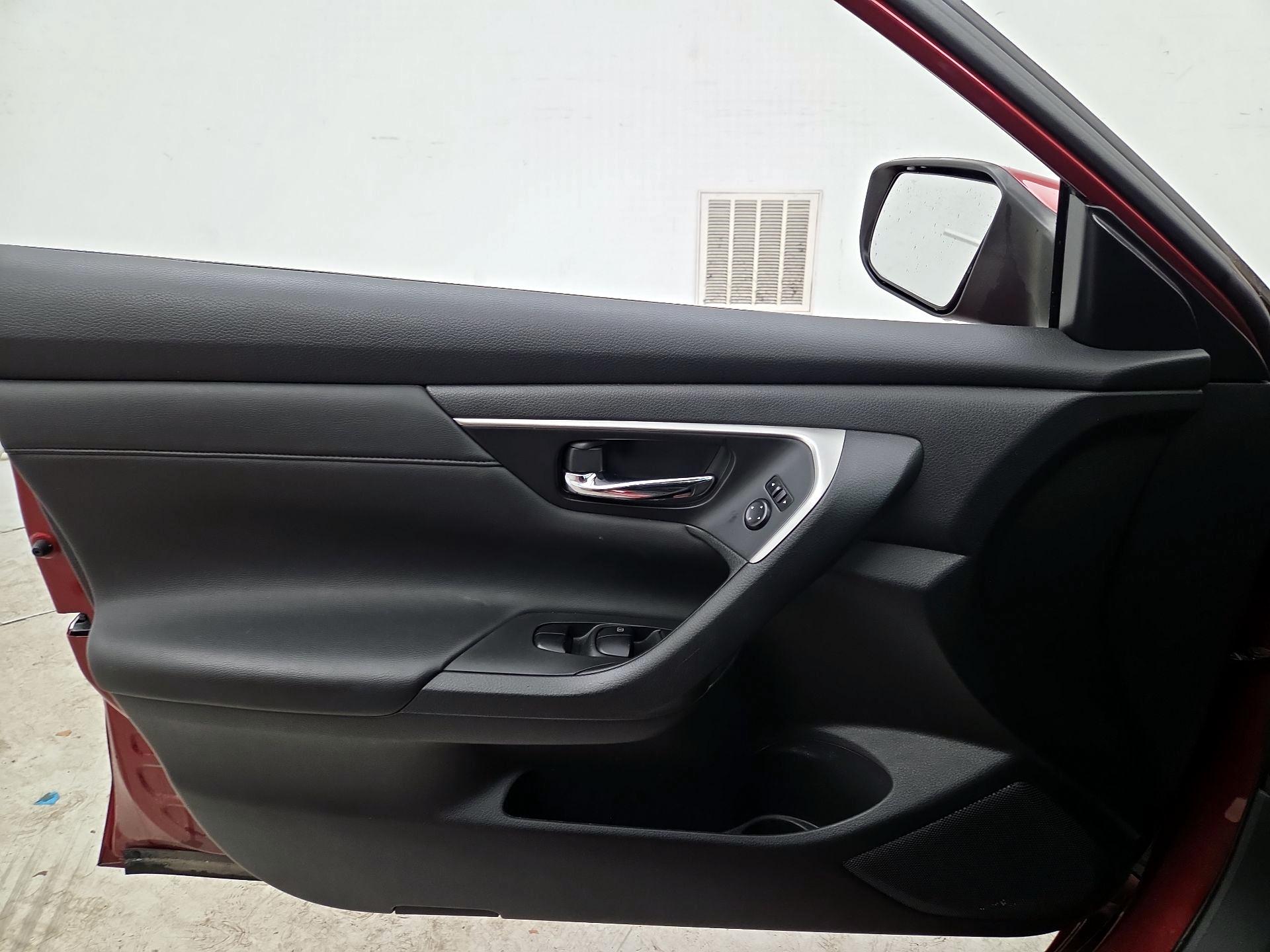 Thumbnail: 2015 Nissan Altima - 12