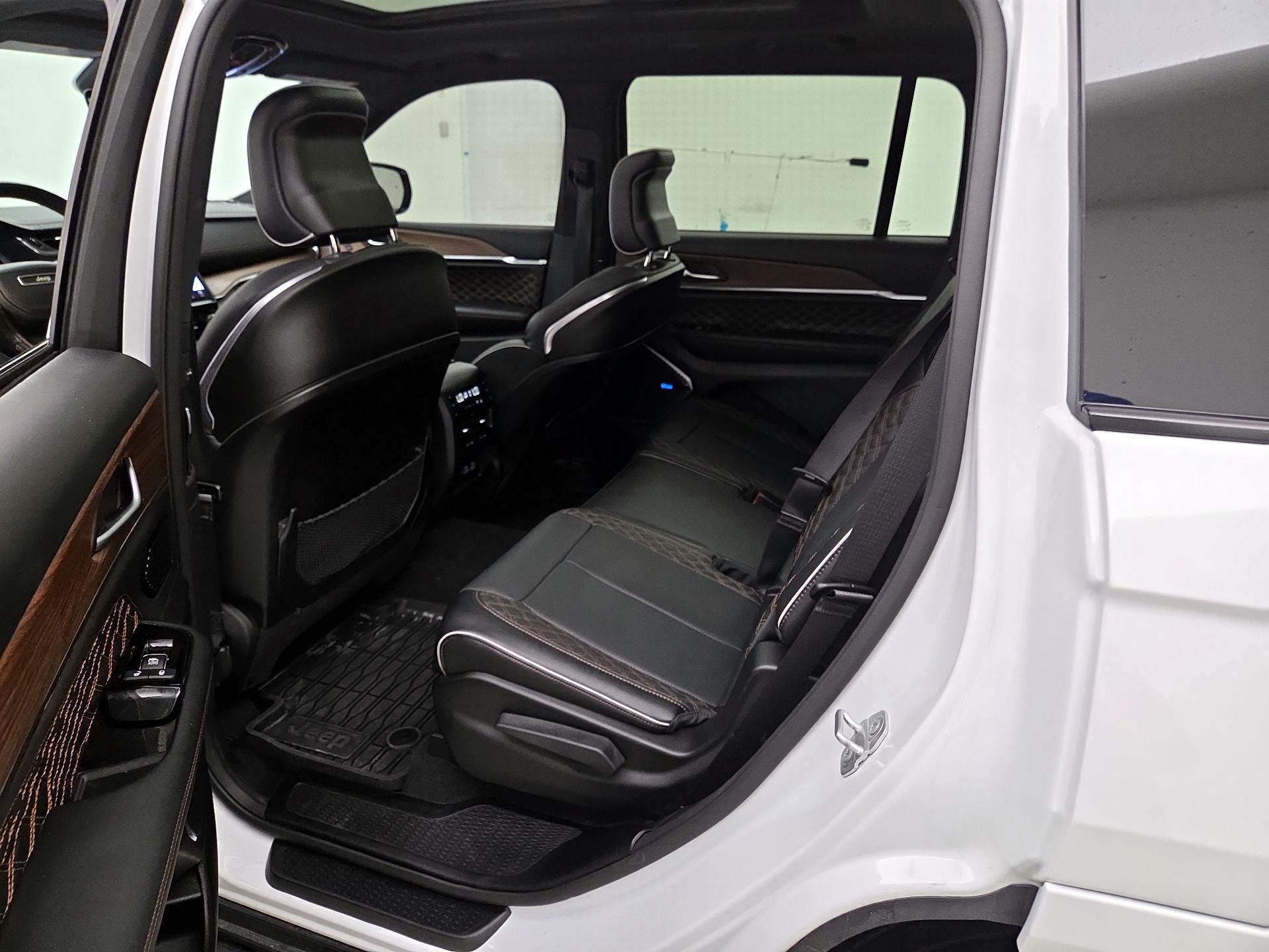 Thumbnail: 2023 Jeep Grand Cherokee L - 20