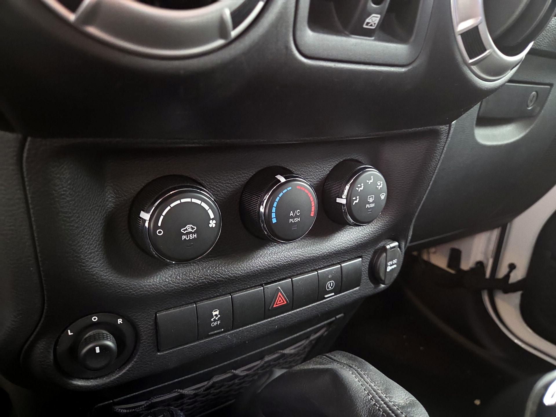 Thumbnail: 2016 Jeep Wrangler - 14