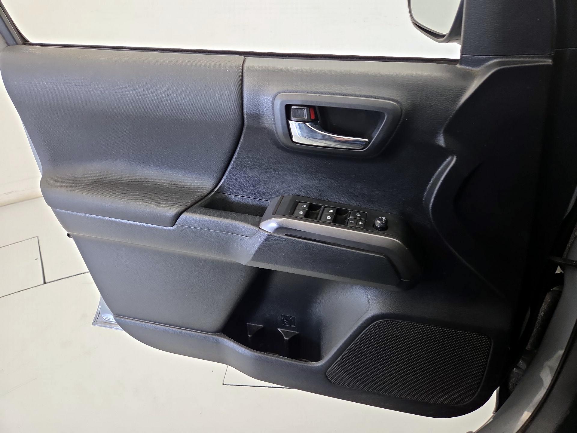 Thumbnail: 2019 Toyota Tacoma - 12