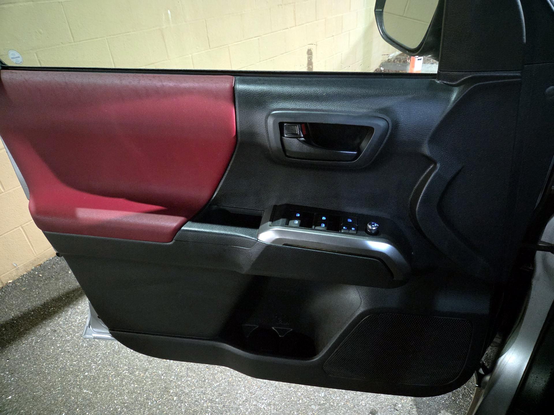 Thumbnail: 2018 Toyota Tacoma - 10