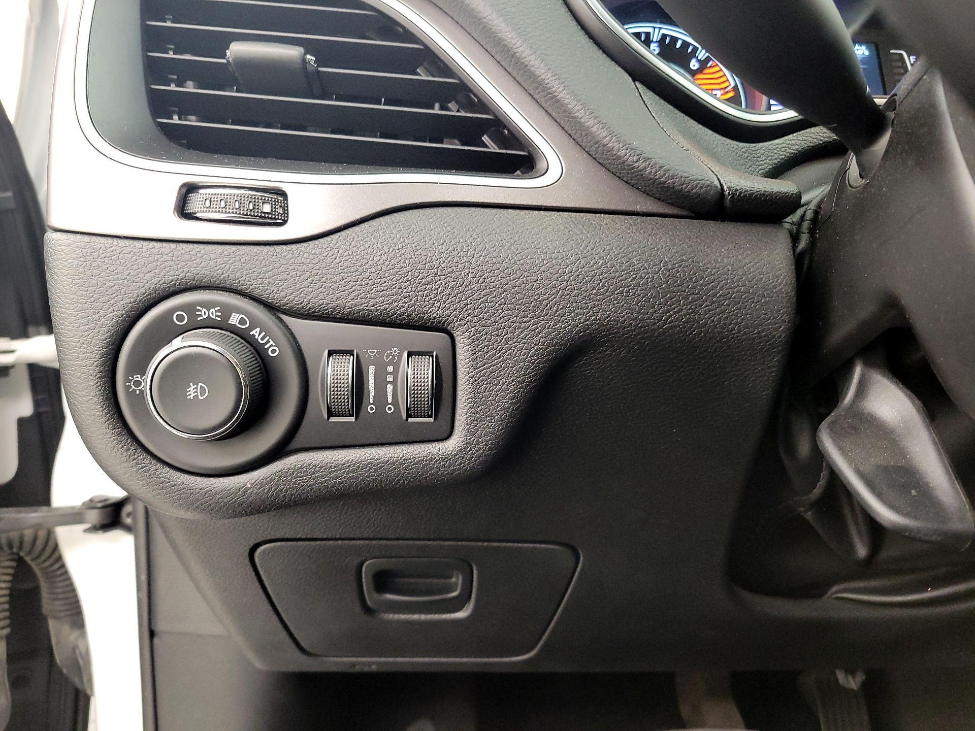 Thumbnail: 2019 Jeep Cherokee - 13