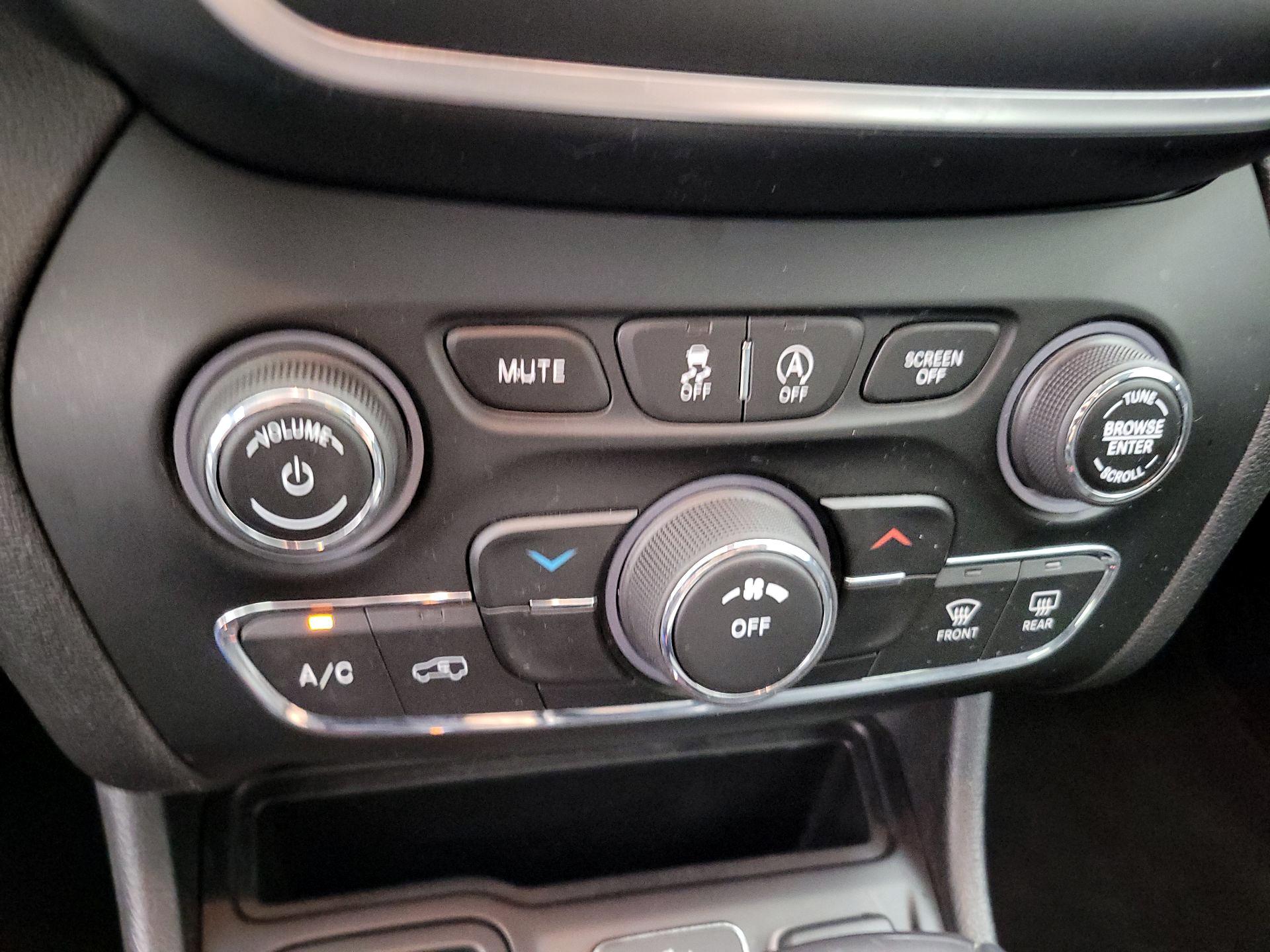 Thumbnail: 2019 Jeep Cherokee - 16