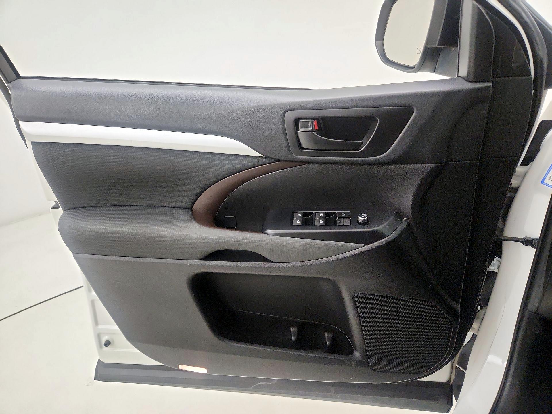 Thumbnail: 2019 Toyota Highlander - 12