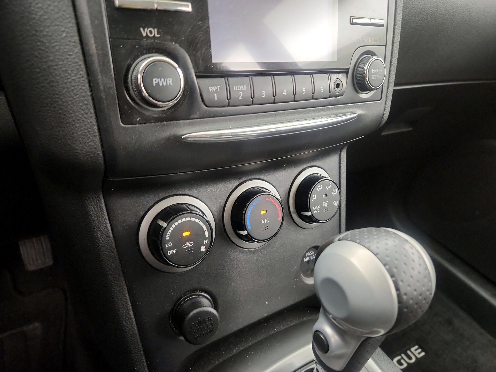 Thumbnail: 2015 Nissan Rogue - 16