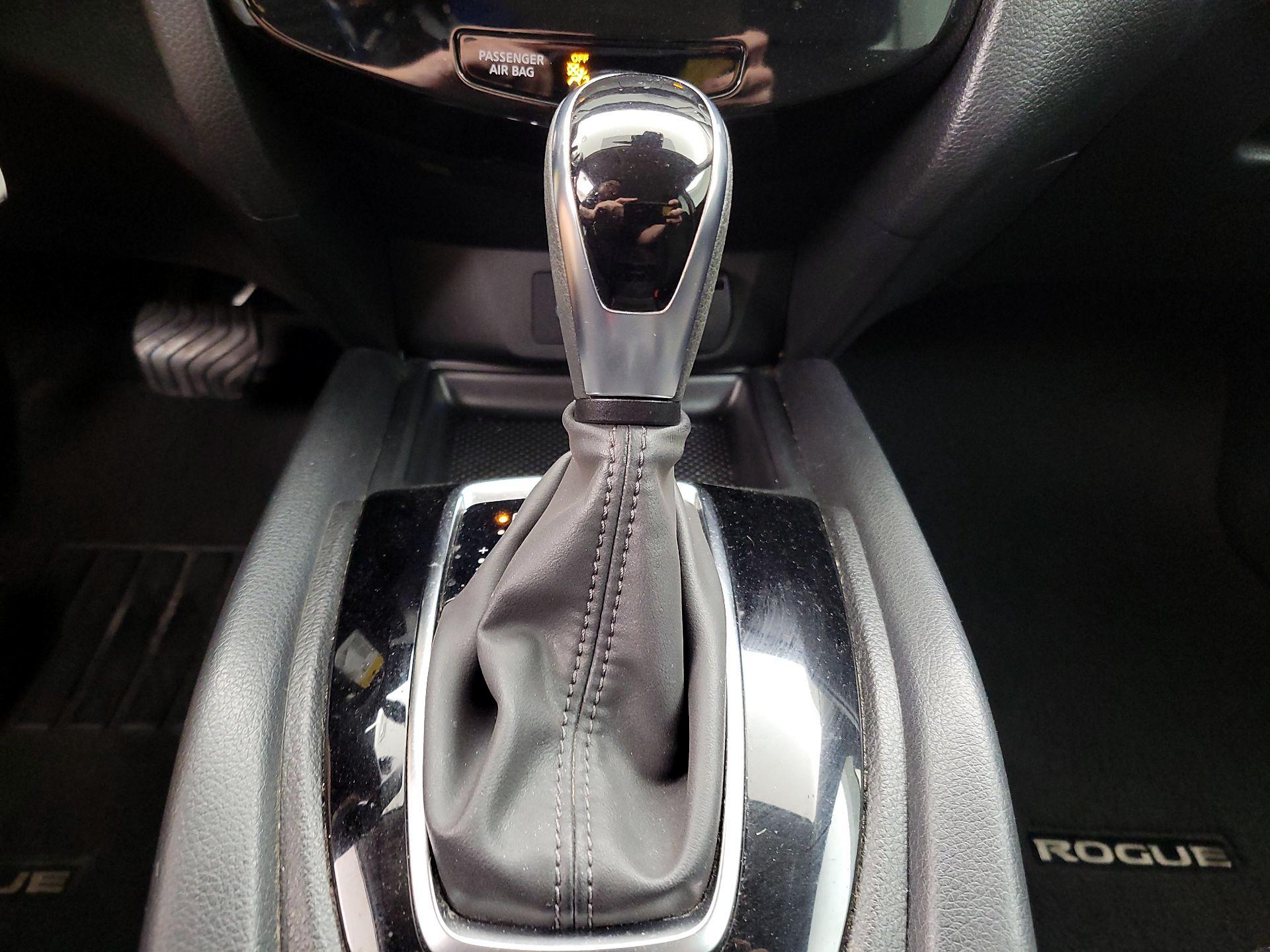 Thumbnail: 2019 Nissan Rogue - 17