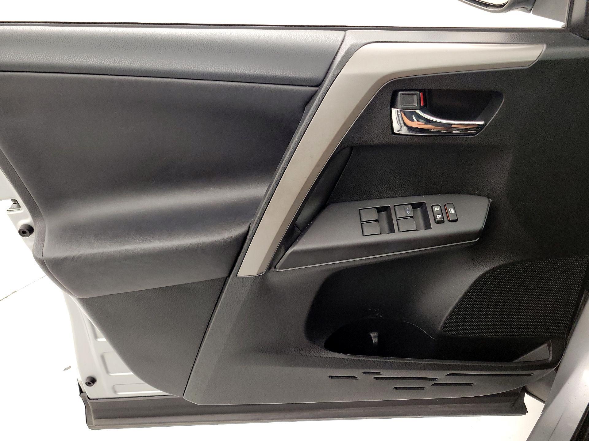 Thumbnail: 2016 Toyota RAV4 - 12