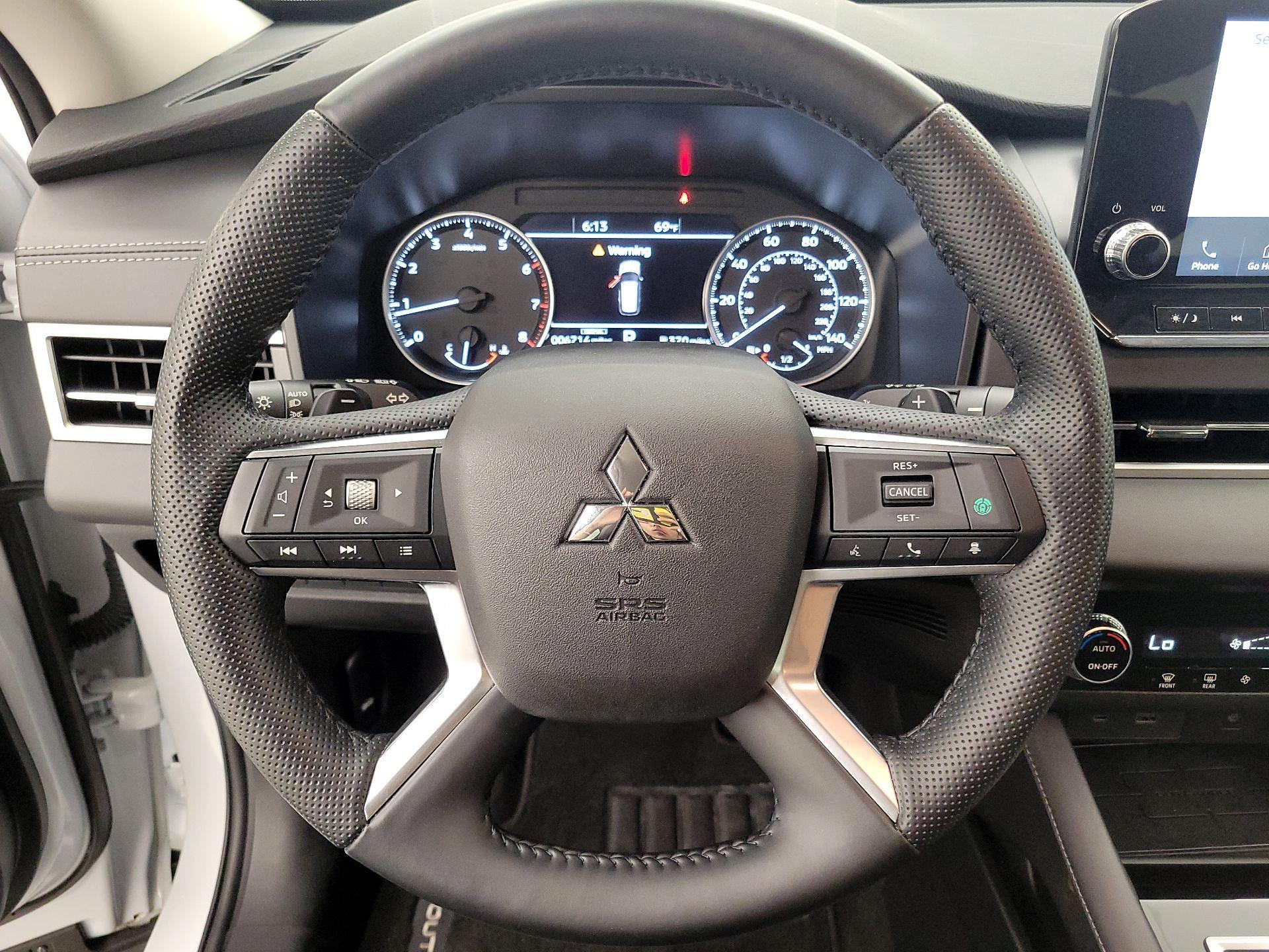 Thumbnail: 2024 Mitsubishi Outlander - 10