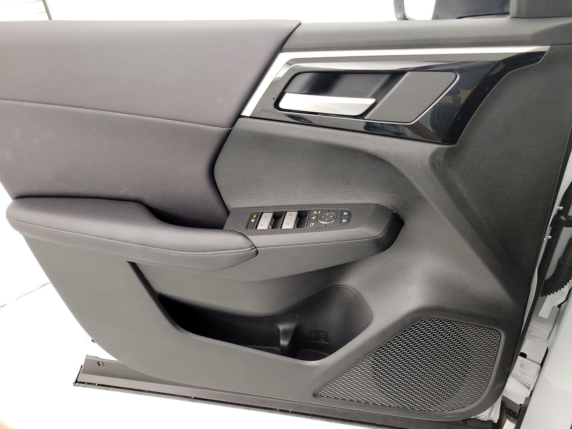 Thumbnail: 2024 Mitsubishi Outlander - 12