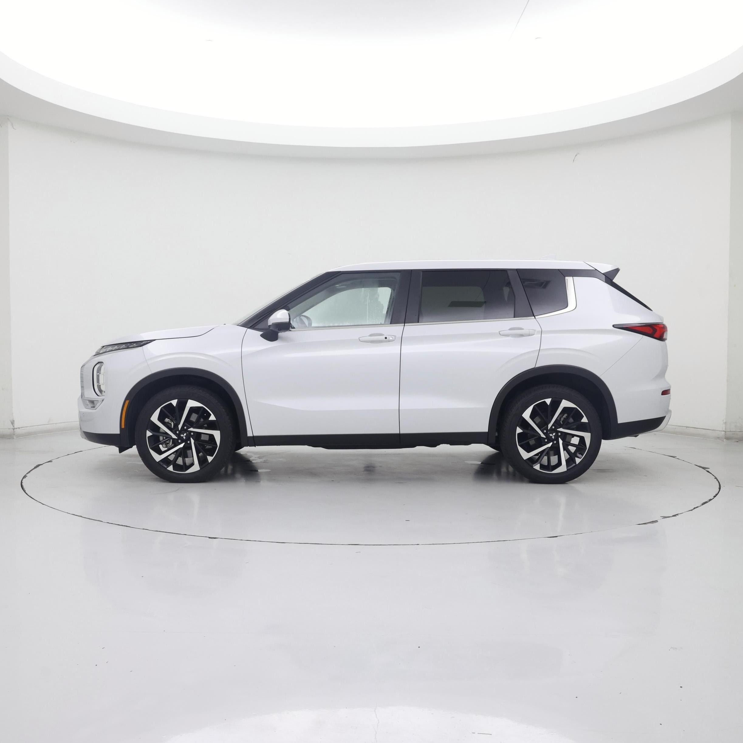 Thumbnail: 2024 Mitsubishi Outlander - 3