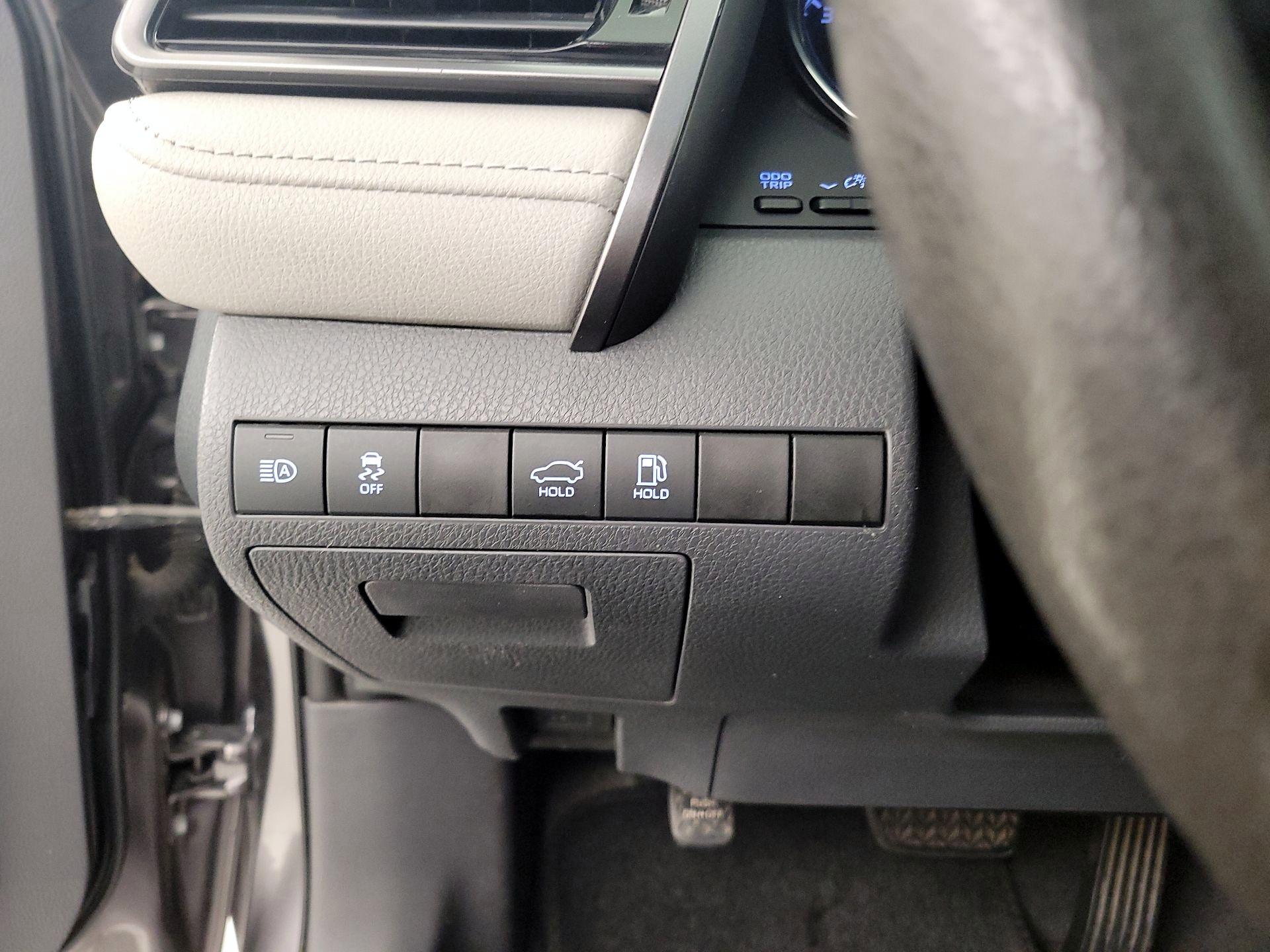 Thumbnail: 2019 Toyota Camry - 13