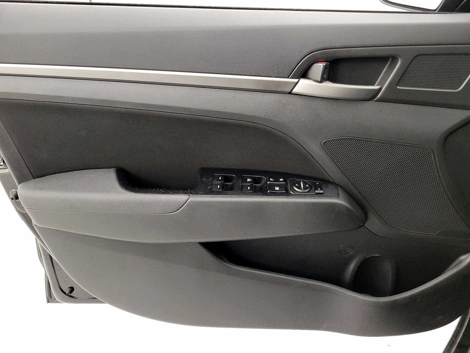 Thumbnail: 2017 Hyundai Elantra - 12