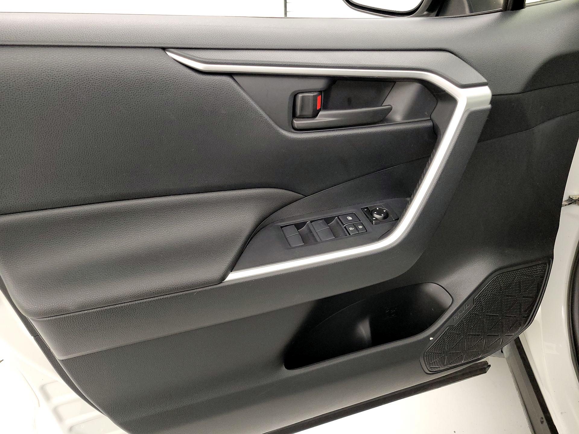 Thumbnail: 2019 Toyota RAV4 - 12
