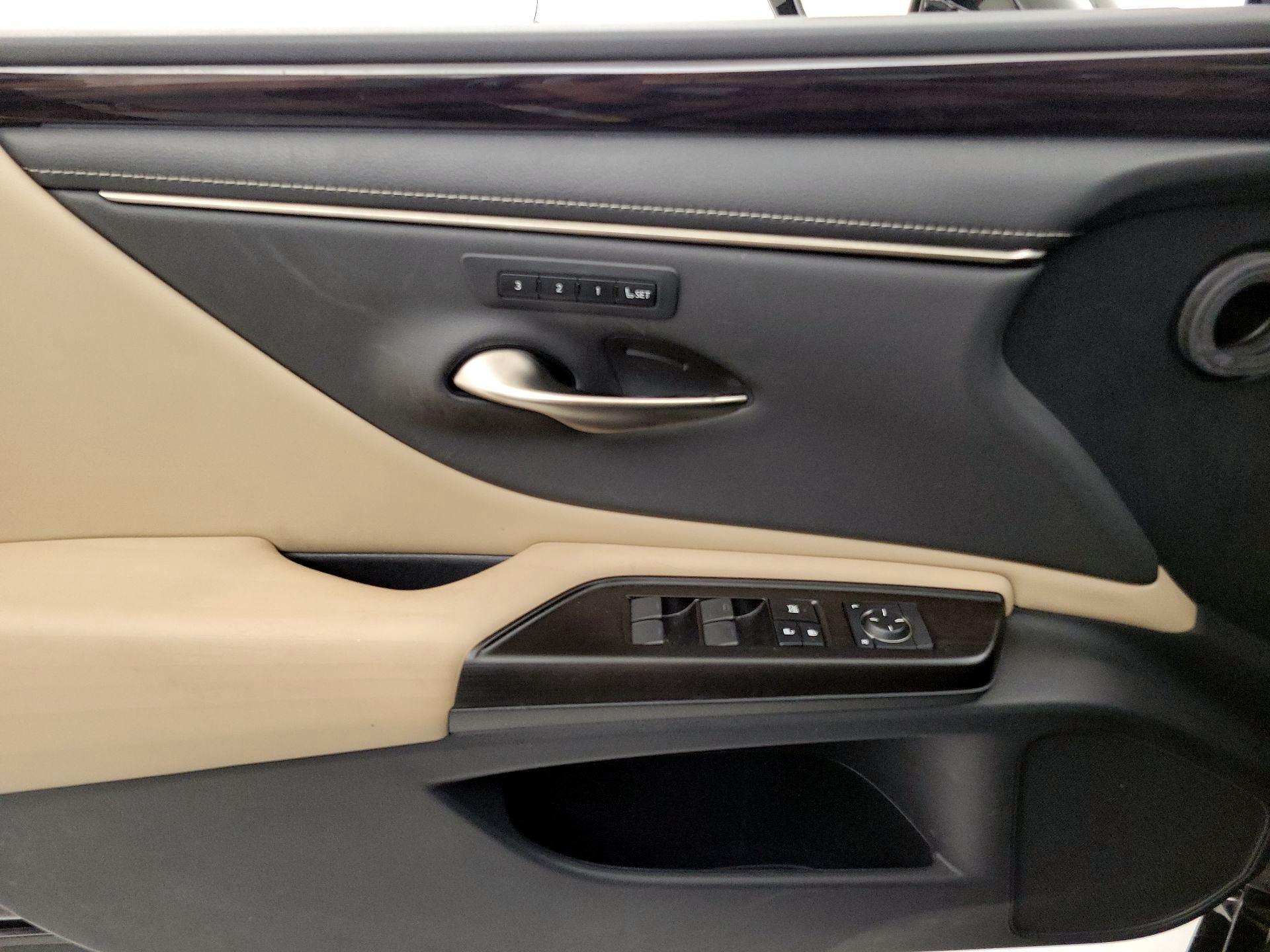 Thumbnail: 2019 Lexus ES - 12