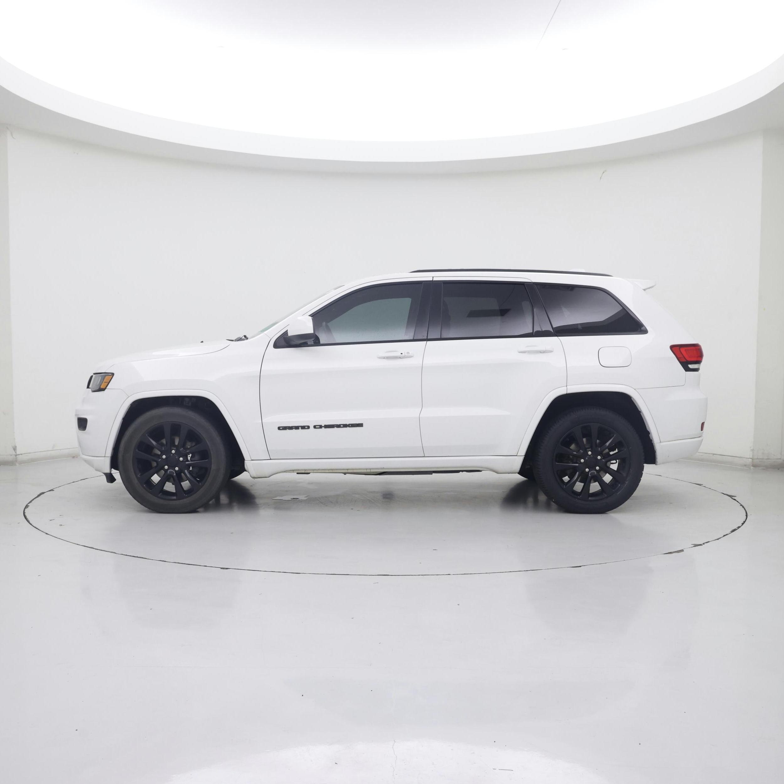 Thumbnail: 2017 Jeep Grand Cherokee - 3