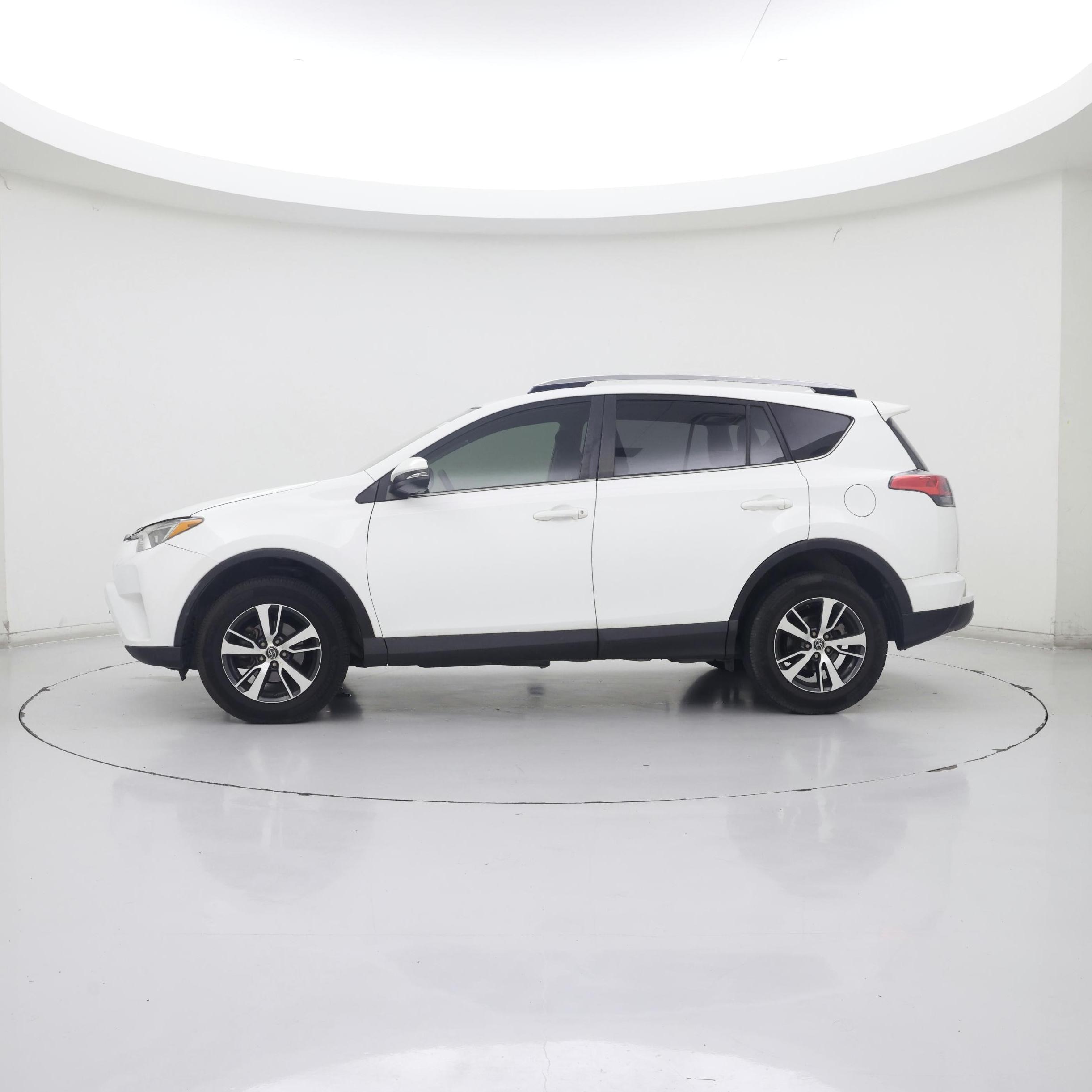 Thumbnail: 2018 Toyota RAV4 - 3