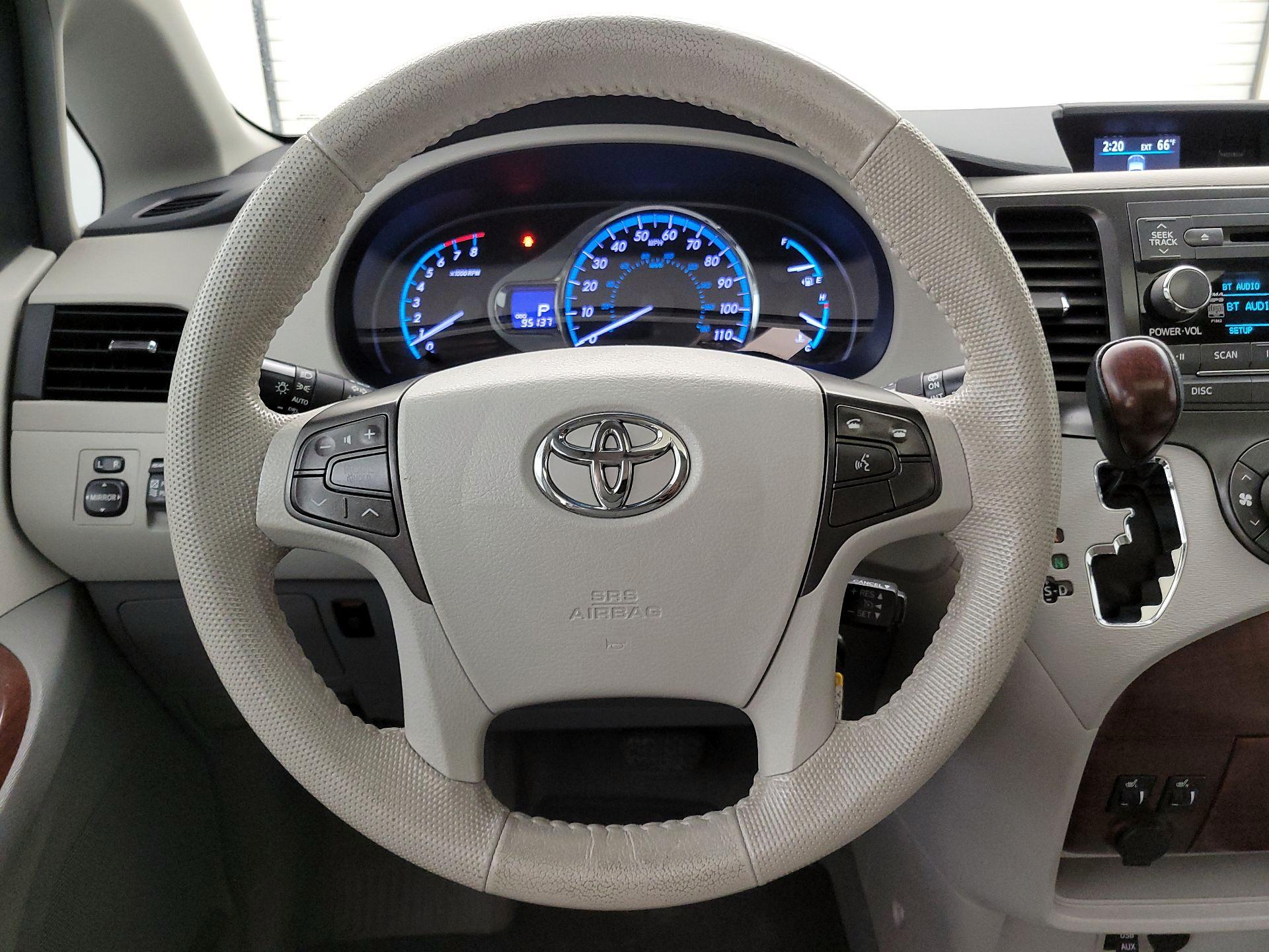 Thumbnail: 2014 Toyota Sienna - 10